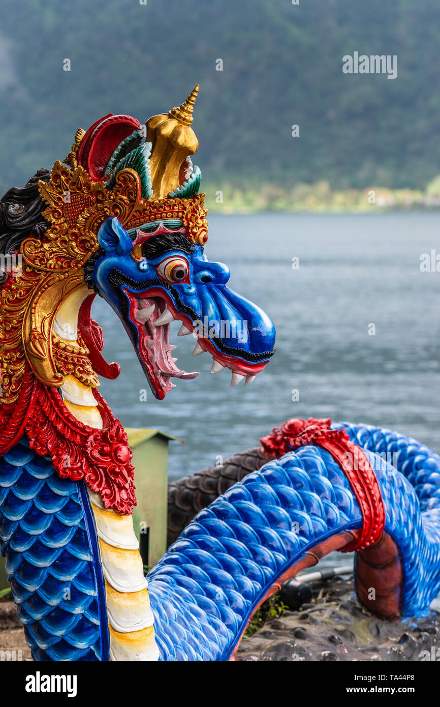 Bali, Indonésie - 25 Février 2019 : complexe du temple d'Ulun Danu Beratan  dans Bedoegoel. Libre de blue snake statue avec couronne d'or, bouche rouge  et Brat Photo Stock - Alamy