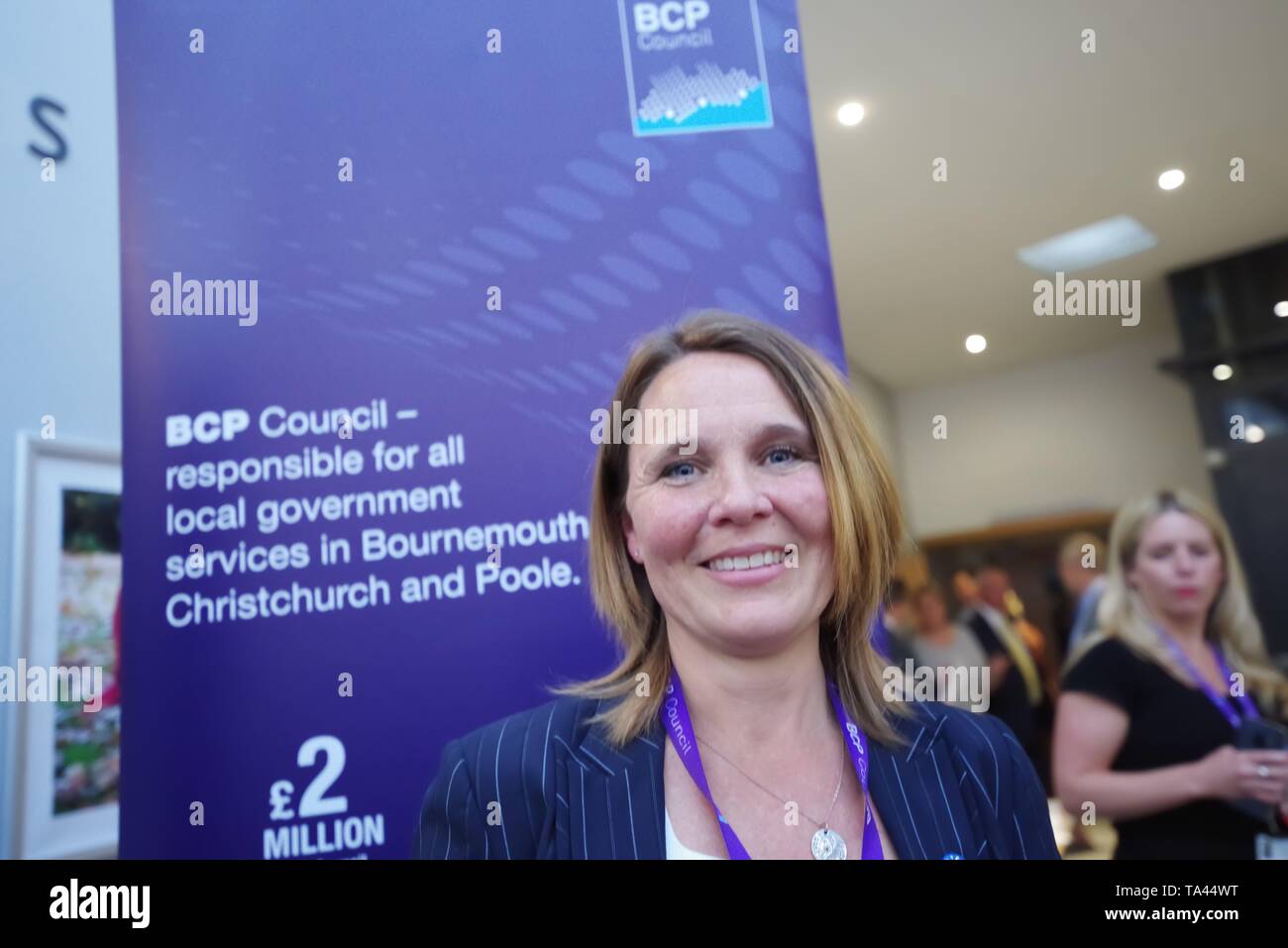 Alliance prend le contrôle du nouveau Conseil BCP dans le Dorset 21 mai 2019. L'Alliance des Indépendants de Christchurch, Groupe du Parti populaire de Poole, du travail, des verts et des autres indépendants, dirigés par des libéraux démocrates Poole Cllr Vikki Slade, a eu 40 voix dans la chambre contre 32 pour le candidat conservateur Cllr Bob Lawton lors d'un scrutin secret. Les conservateurs avaient eu lieu avec les trois conseils maintenant fusionné de Poole, Bournemouth et Christchurch page précédente Banque D'Images