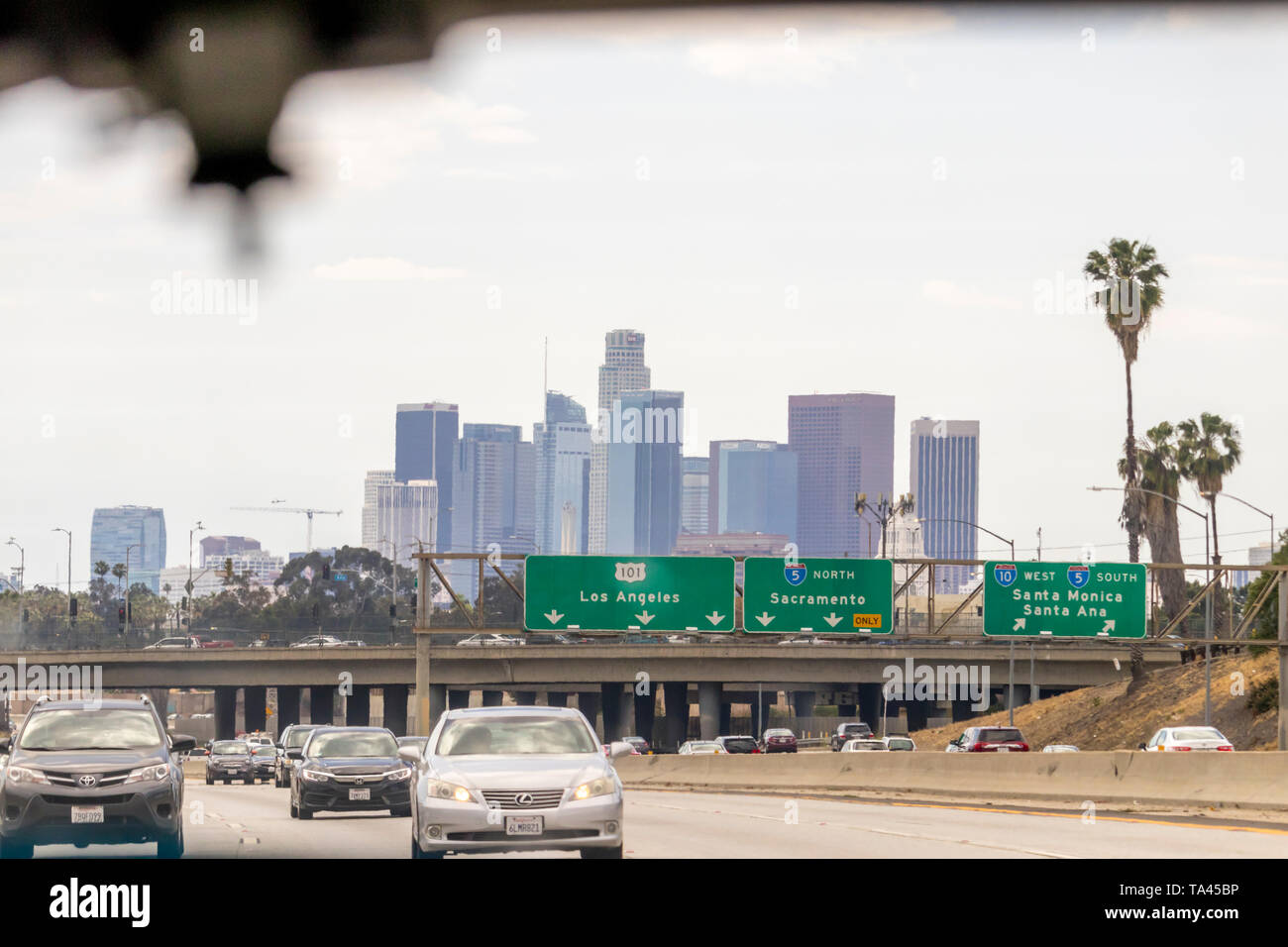 Los Angeles, Californie USA - Mai 2019 : édifices du centre-ville skyline et de signes sur les voies de l'autoroute indiquant laquelle aller à Los Angeles et lesquels rendez ni Banque D'Images