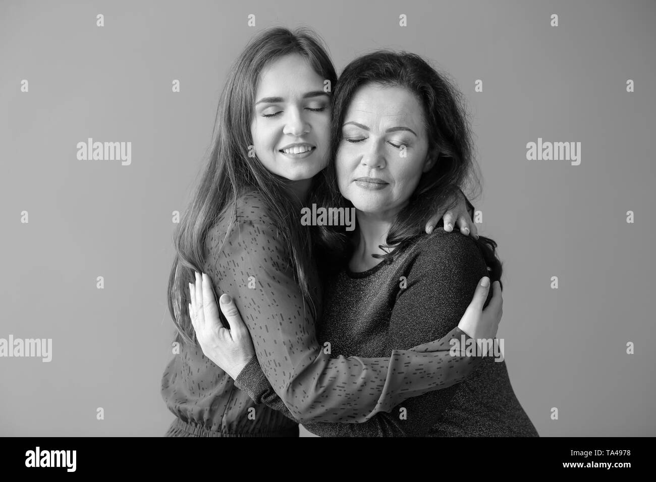 Noir et blanc portrait de jeune femme avec sa mère Banque D'Images