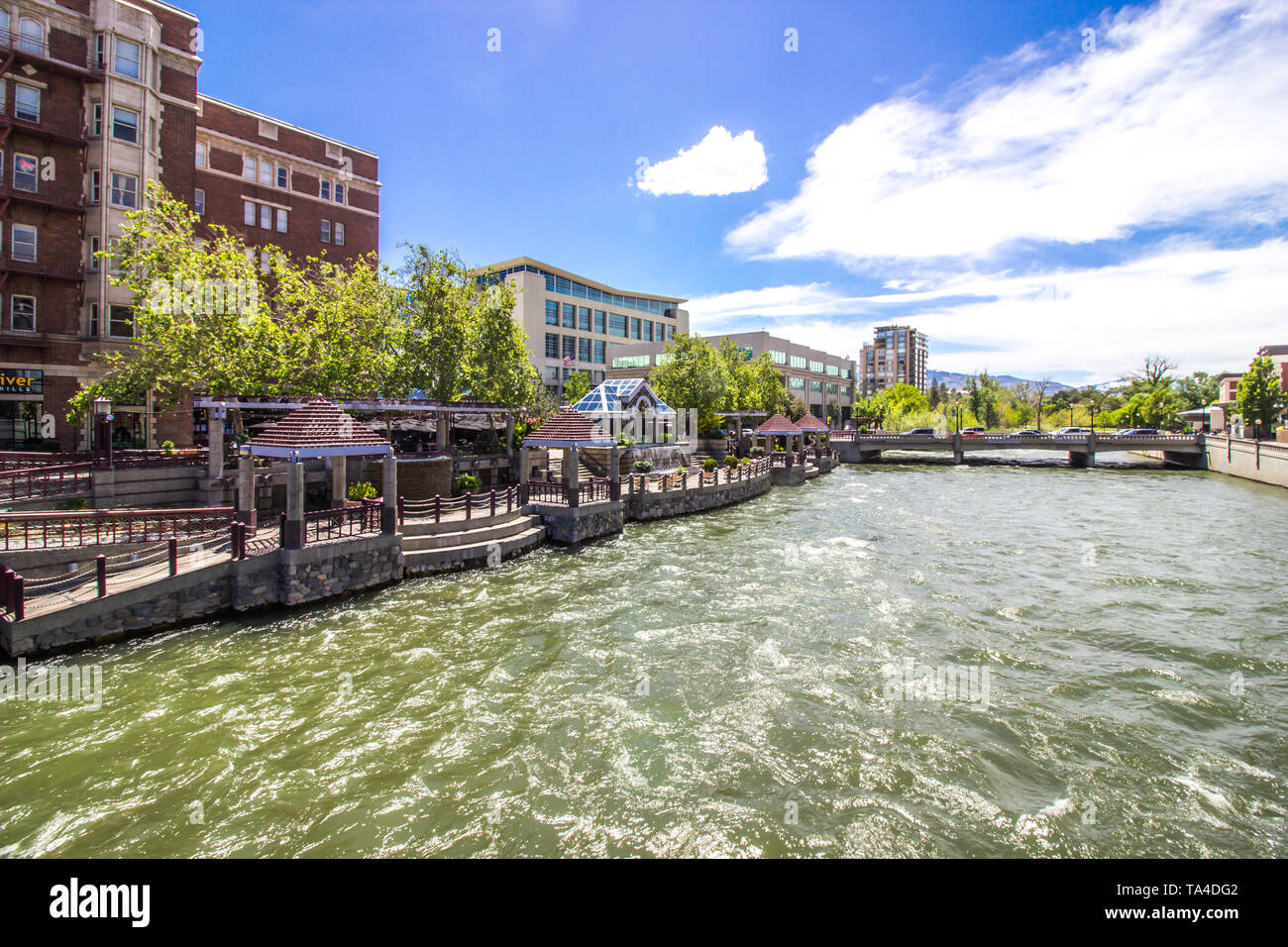 Passons à côté de la rivière Truckee River à Reno, Nevada Banque D'Images