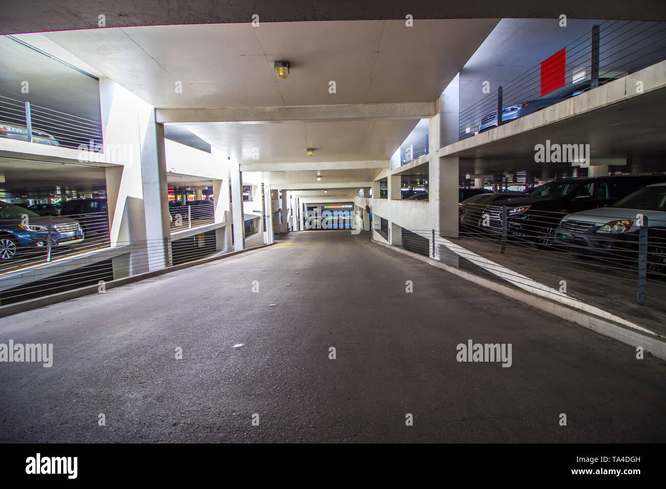 Rampe Dans un garage de stationnement Multi Niveaux Banque D'Images