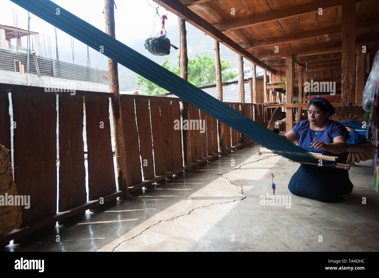 Une femme indigène maya tisse à l'aide à tisser dans San Antonio Palopo, Solola, Guatemala. Banque D'Images