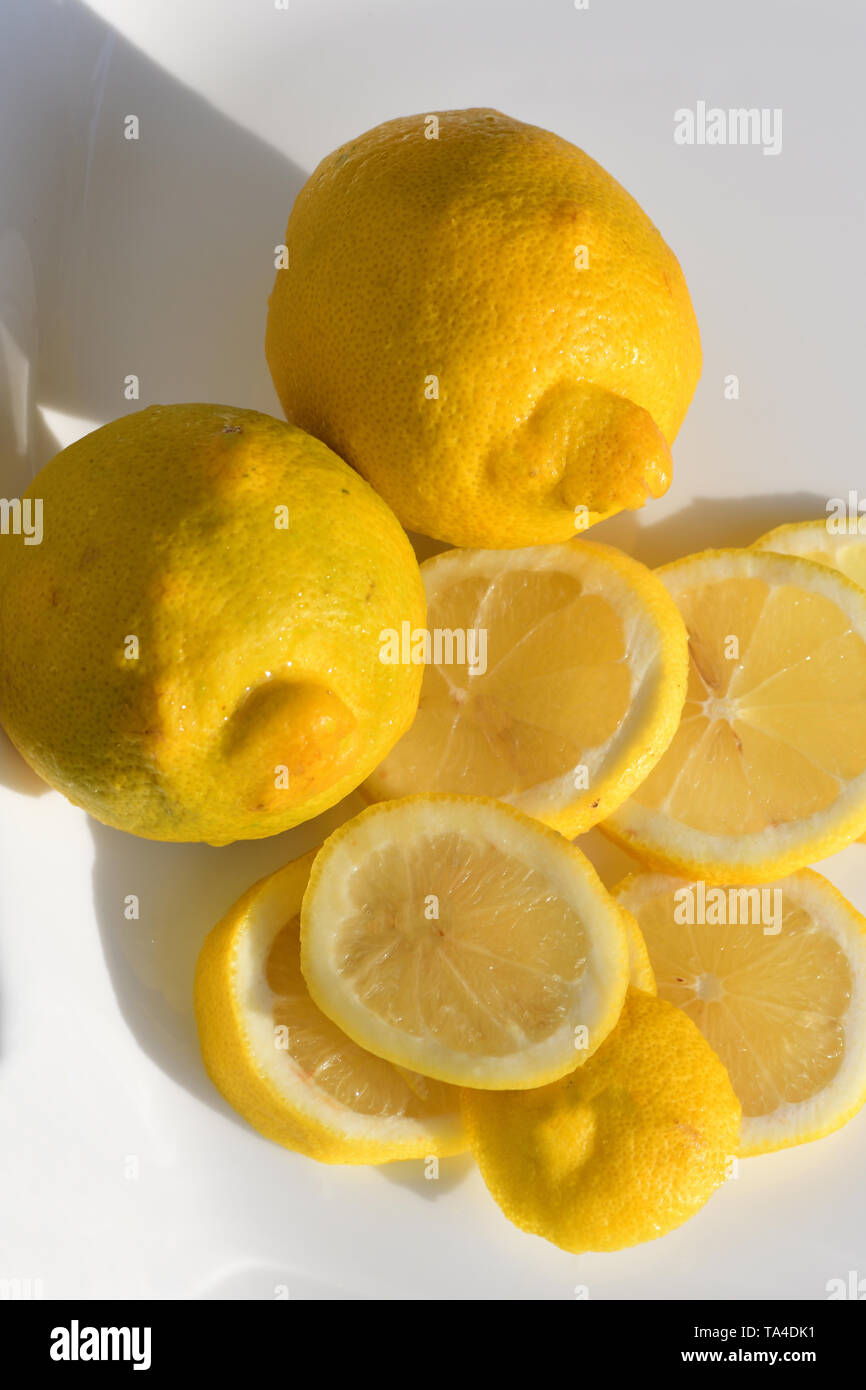 Ensemble et les tranches de citrons sur plateau blanc Banque D'Images