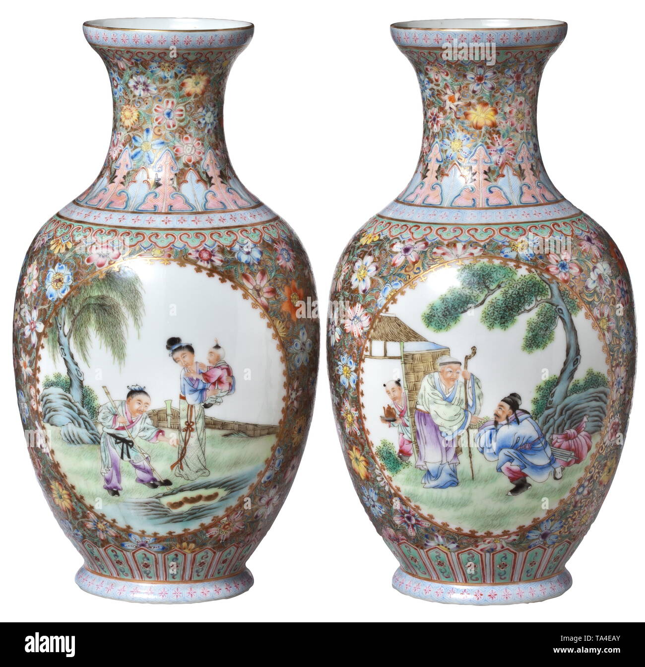 Une Paire de vases de porcelaine chinoise de la coquille, marque Qianlong 19ème siècle probablement, vases à bulbe avec cou concave fait de fin, translucide, blanc porcelaine. Multi-couleur et en partie de l'ornementation dorés à la façon de "famille rose' sur toute la surface. Des deux côtés, l'appariement d'images miroir ovale, cartouches représentant des scènes de genre avec plusieurs figures, entourée de riches décorations florales. Sur chaque base, le repère bleu de la période Qianlong (1736-95). Hauteur de chaque vase 21,5 cm., historique, historique de la Chine, le chinois, le 19ème siècle, Additional-Rights Clearance-Info-Not-Available- Banque D'Images