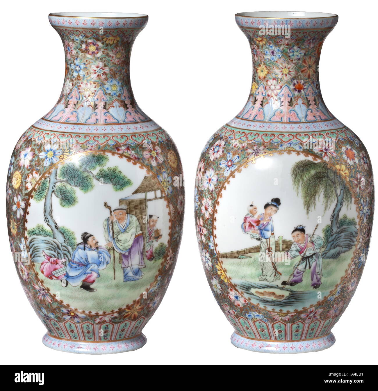 Une Paire de vases de porcelaine chinoise de la coquille, marque Qianlong 19ème siècle probablement, vases à bulbe avec cou concave fait de fin, translucide, blanc porcelaine. Multi-couleur et en partie de l'ornementation dorés à la façon de "famille rose' sur toute la surface. Des deux côtés, l'appariement d'images miroir ovale, cartouches représentant des scènes de genre avec plusieurs figures, entourée de riches décorations florales. Sur chaque base, le repère bleu de la période Qianlong (1736-95). Hauteur de chaque vase 21,5 cm., historique, historique de la Chine, le chinois, le 19ème siècle, Additional-Rights Clearance-Info-Not-Available- Banque D'Images