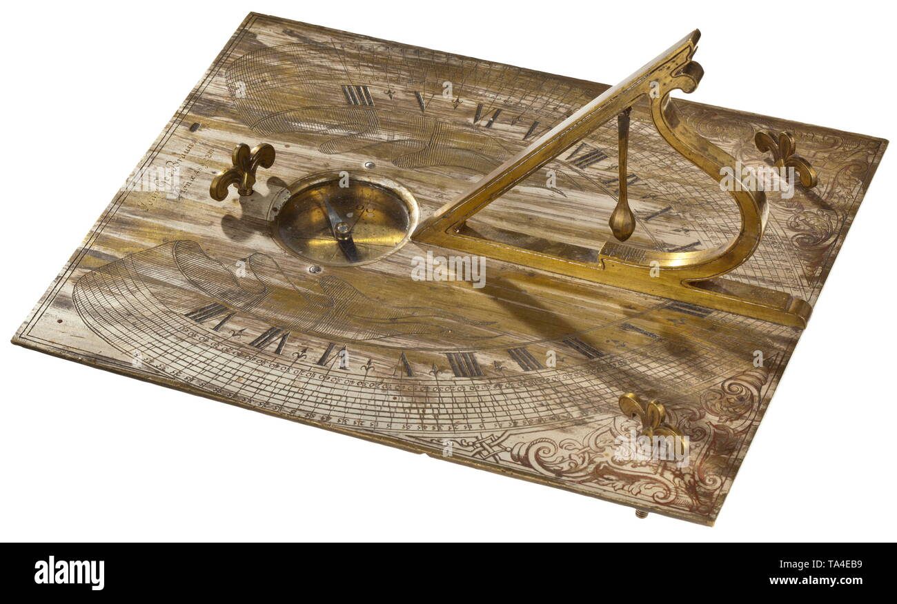 Un cadran solaire de table avec une boussole, Johann Georg Braun, Augsbourg, vers 1730/40, plaqué argent plaque de base en laiton rectangulaire avec trois vis d'alignement. Le côté supérieur portant la signature 'Joan. Geo. Braun' et la longitude pour Vienne 'Vien æ 48 g 22 m'. Fixé à l'aide de vis est un support triangulaire avec un pendule. Cadran gravé richement incrusté avec boussole. L'argenture frotté par endroits. Dimensions 20,6 x 16,6 cm., historique historique, Artisanat, Artisanat, Artisanat, objet, objets, alambics, clipping, coupures, découper, couper-ou Additional-Rights Clearance-Info,--Not-Available Banque D'Images
