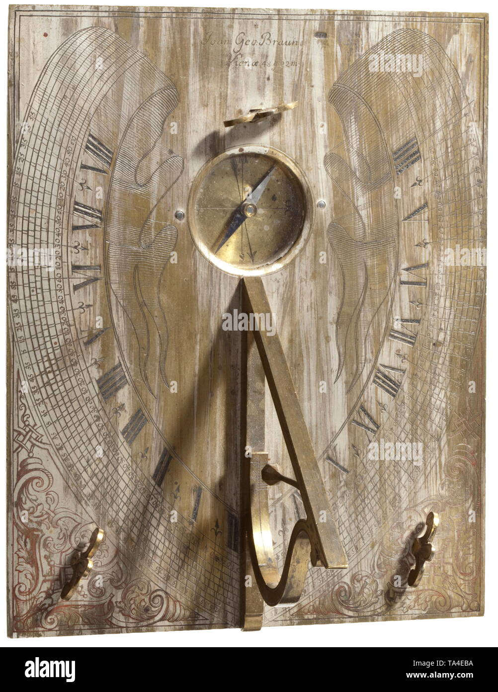 Un cadran solaire de table avec une boussole, Johann Georg Braun, Augsbourg, vers 1730/40, plaqué argent plaque de base en laiton rectangulaire avec trois vis d'alignement. Le côté supérieur portant la signature 'Joan. Geo. Braun' et la longitude pour Vienne 'Vien æ 48 g 22 m'. Fixé à l'aide de vis est un support triangulaire avec un pendule. Cadran gravé richement incrusté avec boussole. L'argenture frotté par endroits. Dimensions 20,6 x 16,6 cm., historique historique, Artisanat, Artisanat, Artisanat, objet, objets, alambics, clipping, coupures, découper, couper-ou Additional-Rights Clearance-Info,--Not-Available Banque D'Images