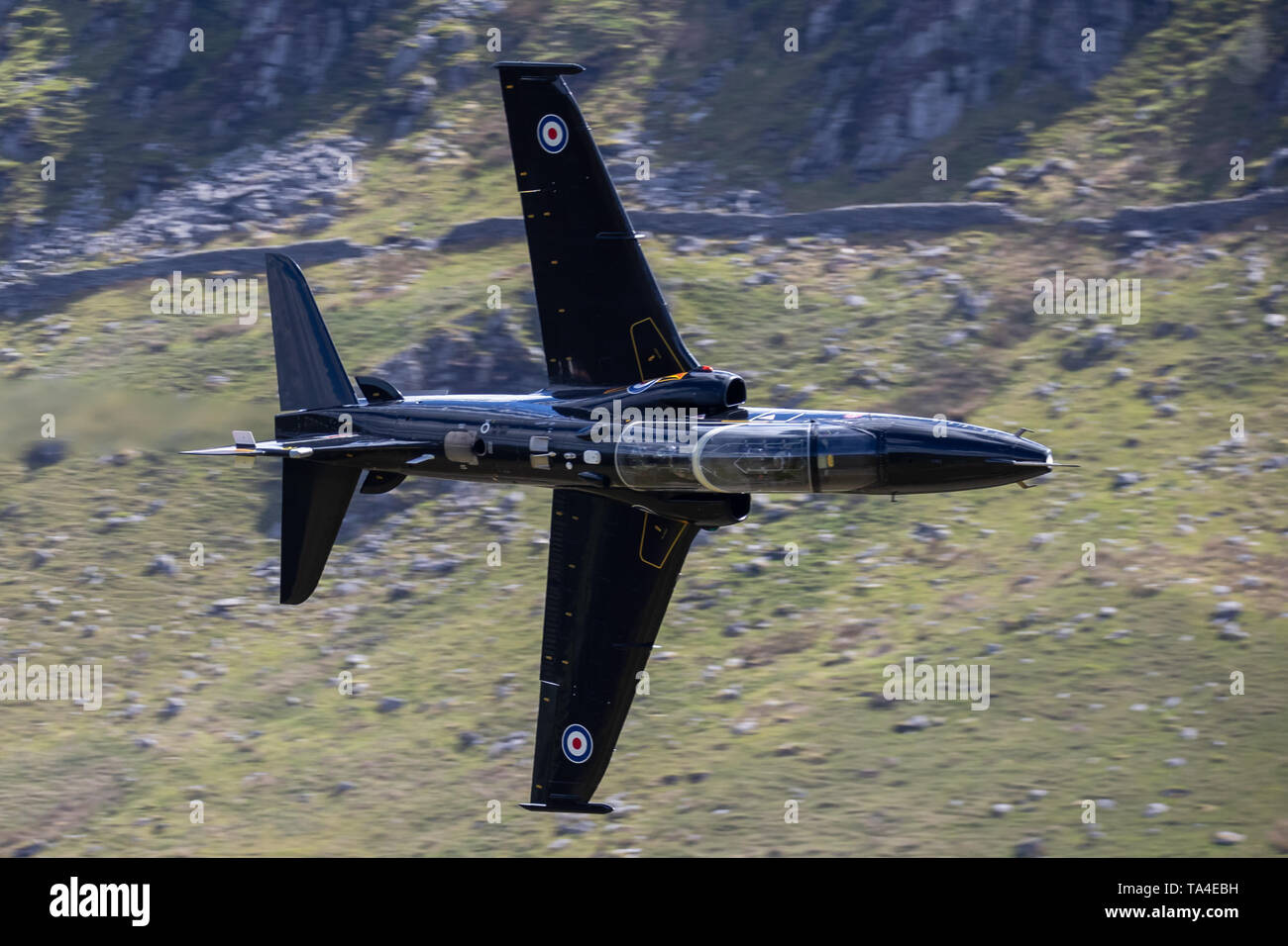 Un faible niveau de pratiques Hawk RAF fling par MCL7, Mach Loop, près de Dolgellau, Pays de Galles, Royaume-Uni. Banque D'Images