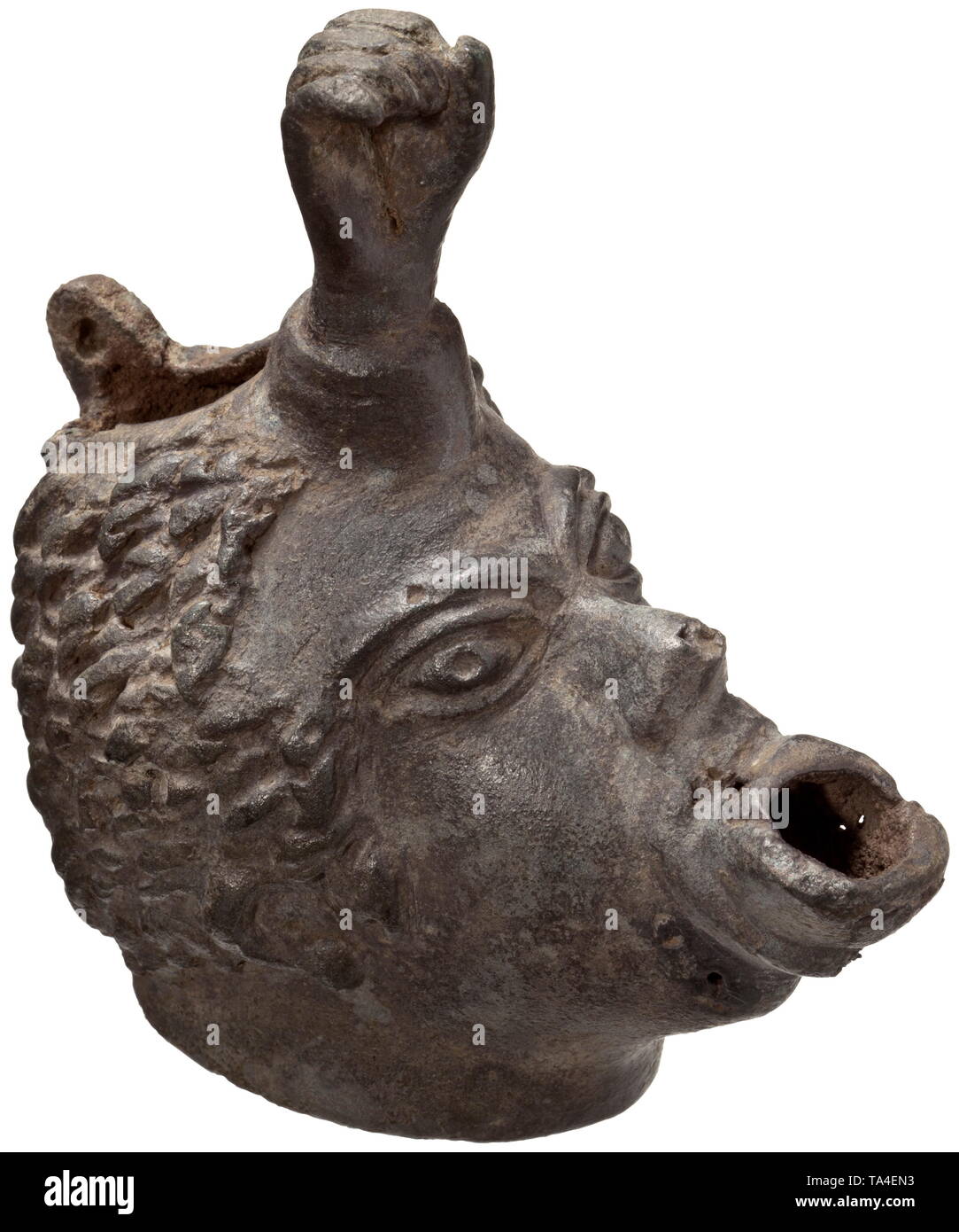 Une lampe à huile romaine en forme de tête de l'Afrique, 2e - 3e siècle lampe en bronze, dont l'ouverture est façonné comme le tacaud bouche d'un homme africain. En combinaison avec les yeux protubérants et un poing creuses émergeant de la front, l'ensemble de la pièce a un aspect grotesque. Le style de cheveux bouclés, cultivées dans les verrous. Le couvercle est manquant à l'arrière de la tête, une patte d'articulation toujours en place. Rare version d'un type courant avec un coup de poing sur le front. Patine vert foncé. Longueur 9.6 cm, hauteur 10.3 cm. Provenance : Collection privée, viennois, Additional-Rights Clearance-Info-acqui-Not-Available Banque D'Images