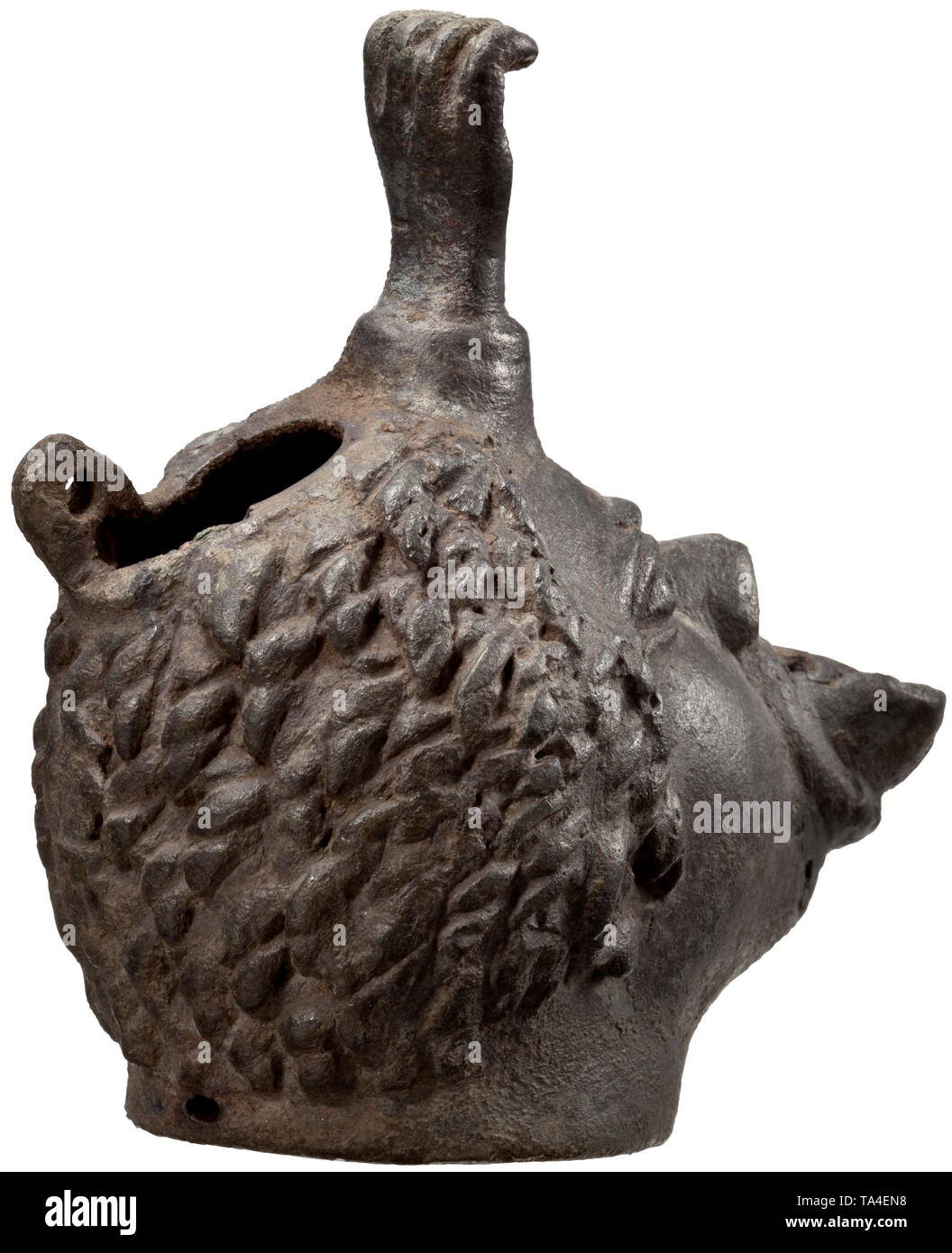 Une lampe à huile romaine en forme de tête de l'Afrique, 2e - 3e siècle lampe en bronze, dont l'ouverture est façonné comme le tacaud bouche d'un homme africain. En combinaison avec les yeux protubérants et un poing creuses émergeant de la front, l'ensemble de la pièce a un aspect grotesque. Le style de cheveux bouclés, cultivées dans les verrous. Le couvercle est manquant à l'arrière de la tête, une patte d'articulation toujours en place. Rare version d'un type courant avec un coup de poing sur le front. Patine vert foncé. Longueur 9.6 cm, hauteur 10.3 cm. Provenance : Collection privée, viennois, Additional-Rights Clearance-Info-acqui-Not-Available Banque D'Images