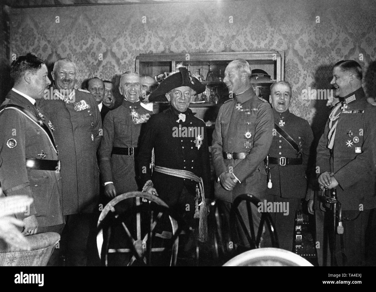 Le Stahlhelm-Bund a organisé une soirée Fridericus le 7 décembre pour soutenir l'Winterhilfe, invités d'honneur également à l'événement dans la maison impériale allemande. Au centre de la soirée ont été diverses prestations artistiques, telles que celles de l'acteur Otto Gebuehr. Voici Gebuehr parade dans son rôle de Frédéric le Grand. Juste à côté de lui se trouve le prince allemand Wilhelm. Prince Eitel Friedrich de Prusse (2e à partir de la droite) était également présent. Banque D'Images