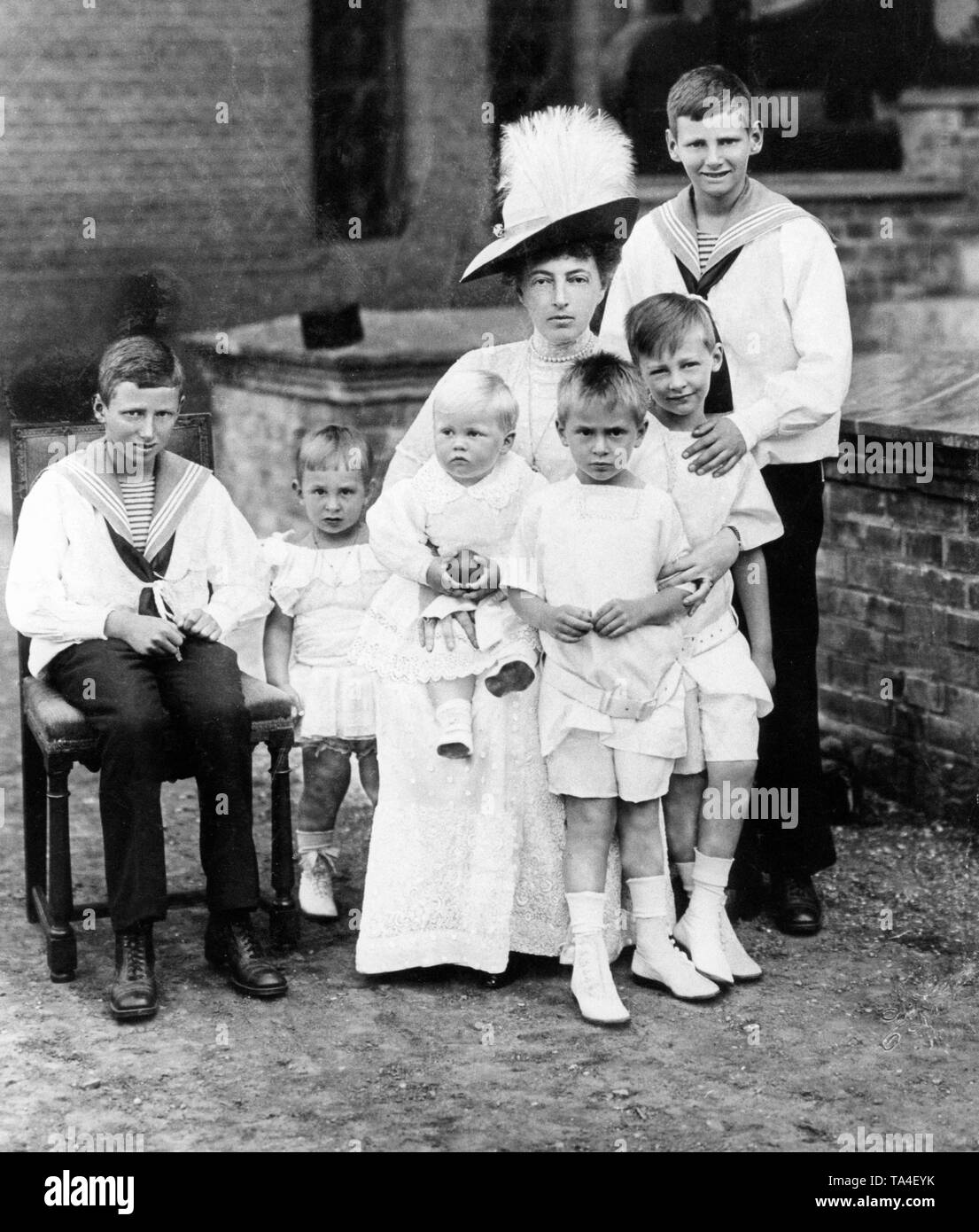 La photo a été prise au château de Gelbsand, le pavillon de chasse des ducs de Mecklembourg. Les princes prussiens sont représentés ici avec leur grand-mère Anastasia von Mecklenburg et ses cousines. De gauche à droite : le Prince Knut de Danemark, Prince Hubertus de Prusse, duc de Mecklembourg-Schwerin Frederick Francis sur les genoux de la grande-duchesse Anastasia de Mecklembourg-schwerin (née Anastasia Mikhaïlovna Romanova), le Prince Louis Ferdinand de Prusse, le Prince Guillaume de Prusse, le Prince Frédéric de Danemark. Banque D'Images