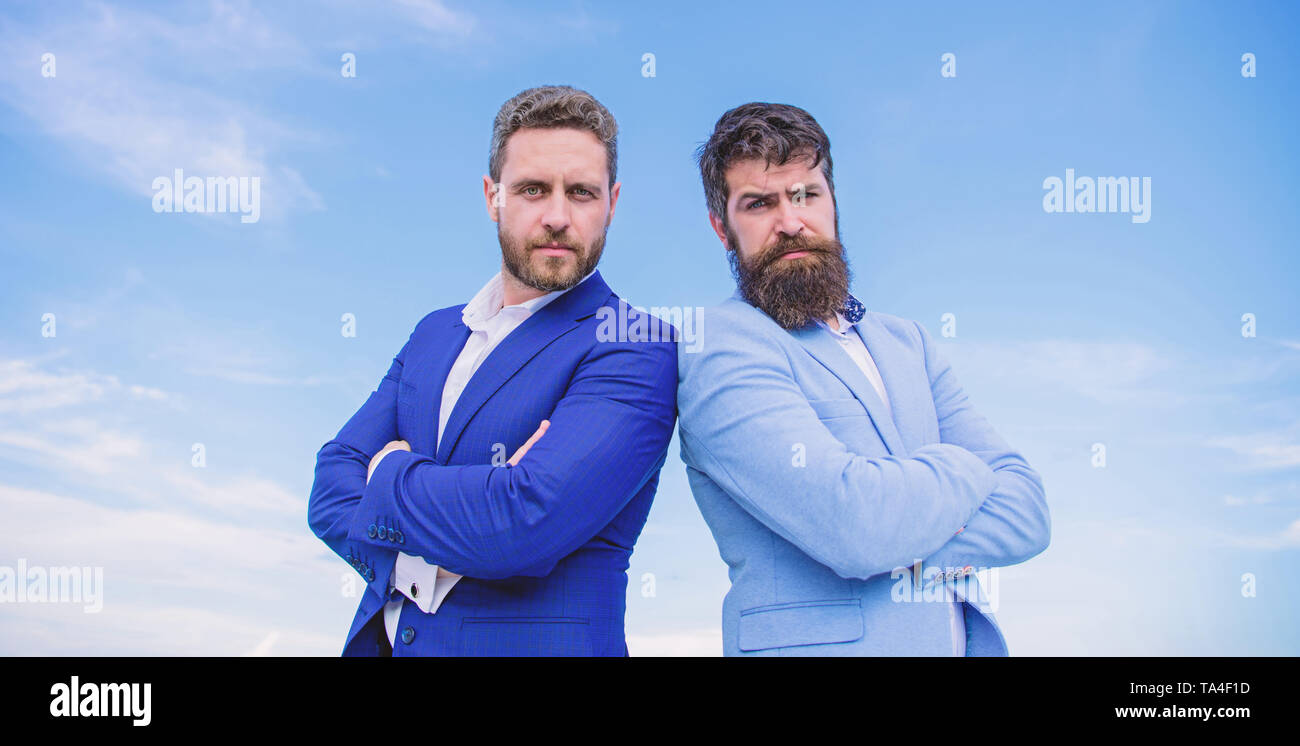 Les gens d'affaires barbu posant en toute confiance. Les hommes d'affaires se fond de ciel bleu. Parfait dans les moindres détails. Apparence soignée et améliore la réputation de l'entreprise entrepreneur. Les gens d'affaires concept. Banque D'Images