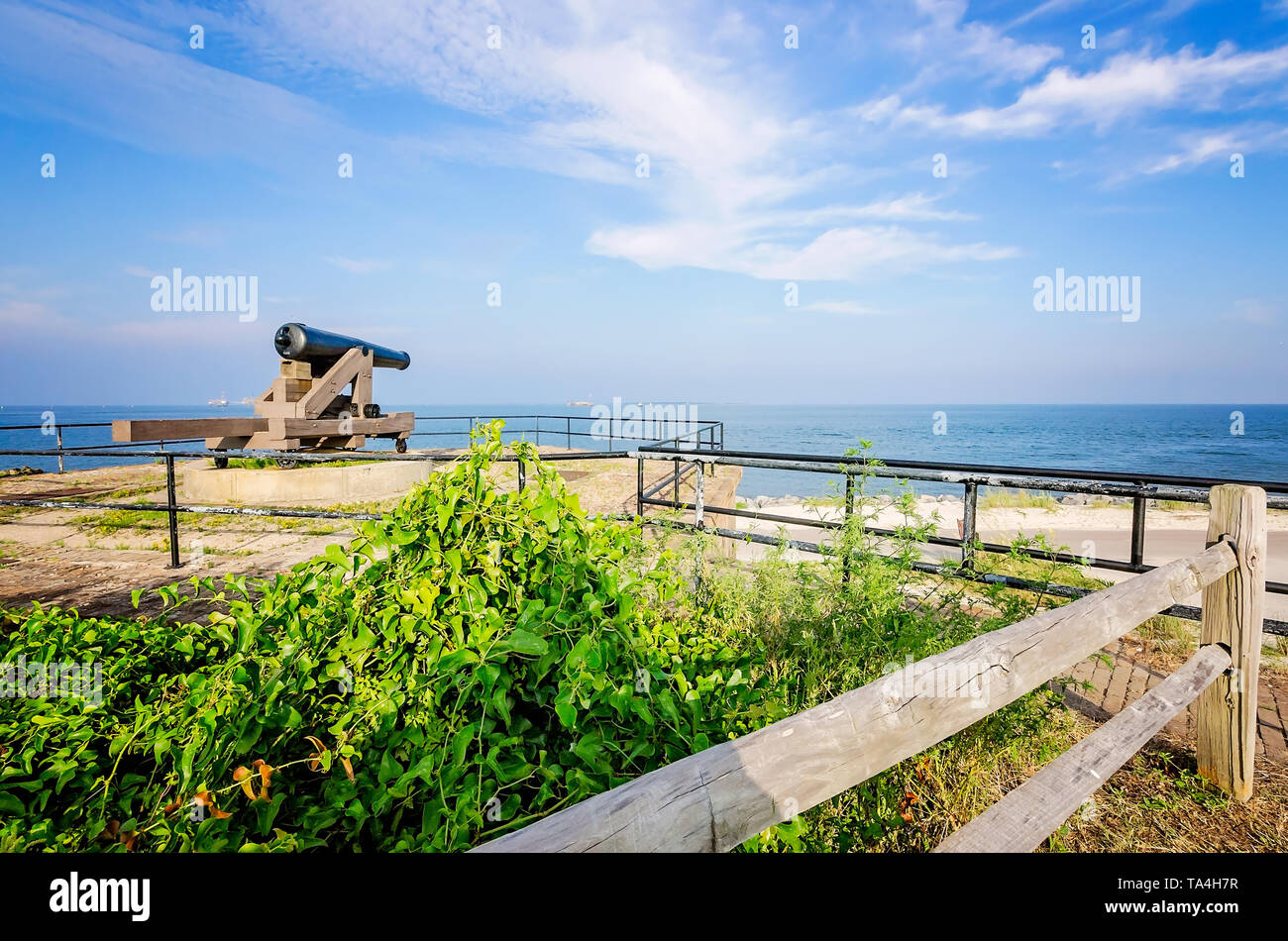 Une guerre civile cannon points à la baie de Mobile à partir de Fort Gaines, le 2 août 2014, à Dauphin Island, Alabama. Banque D'Images