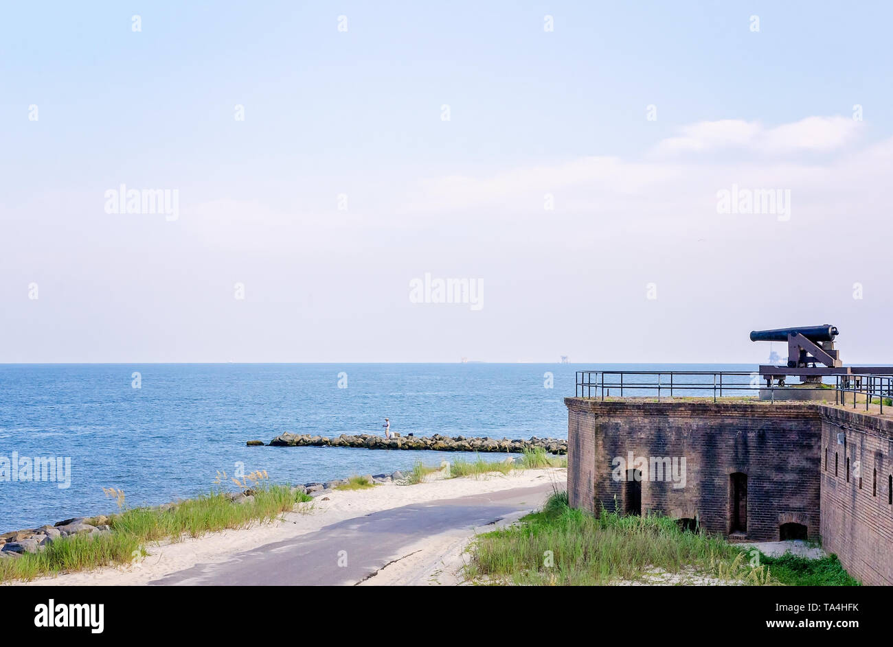 Une guerre civile cannon points à la baie de Mobile à partir de Fort Gaines, le 2 août 2014, à Dauphin Island, Alabama. Banque D'Images