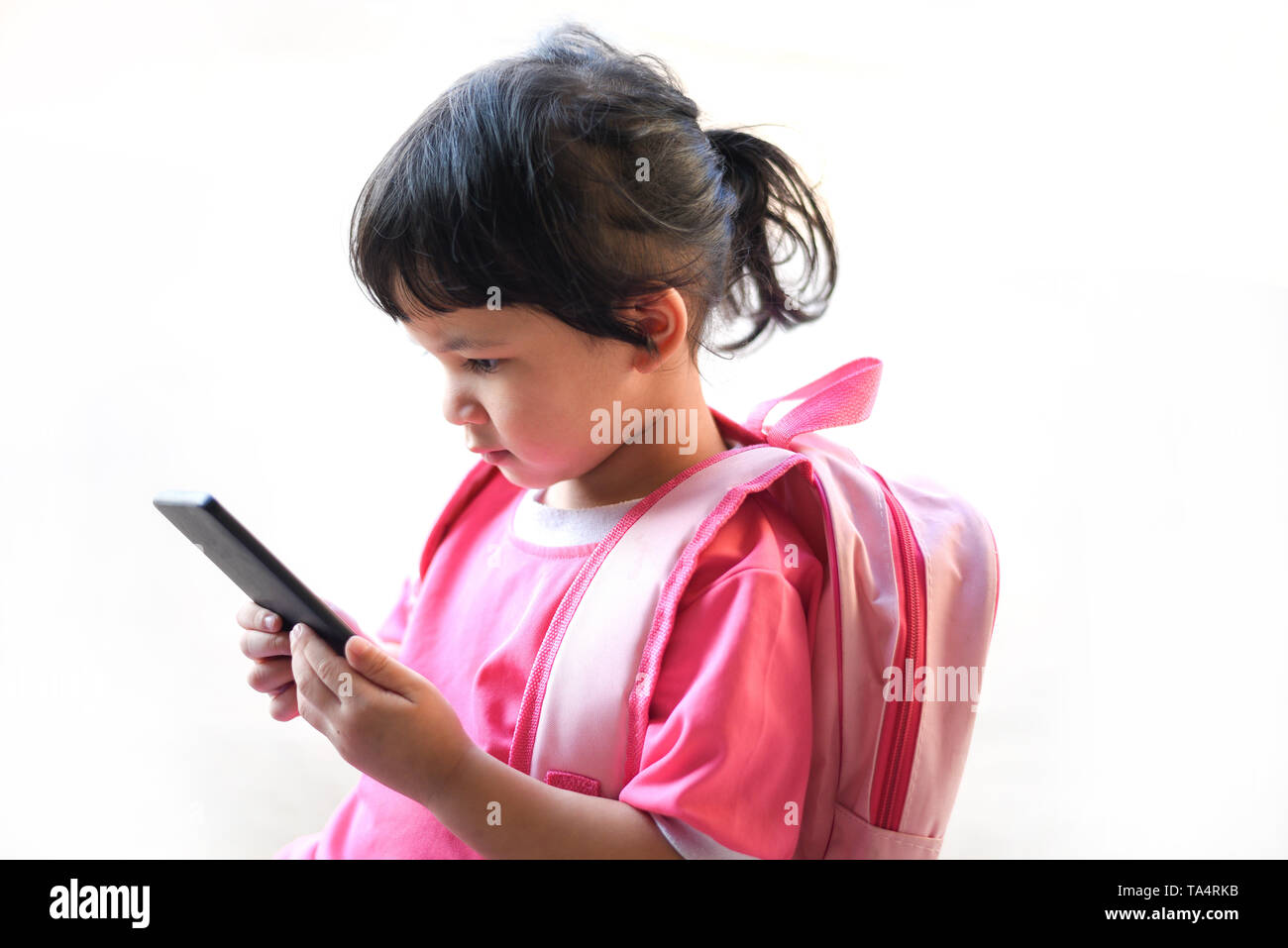 Enfants jouant Smartphone / enfant fille tenir téléphone dans la