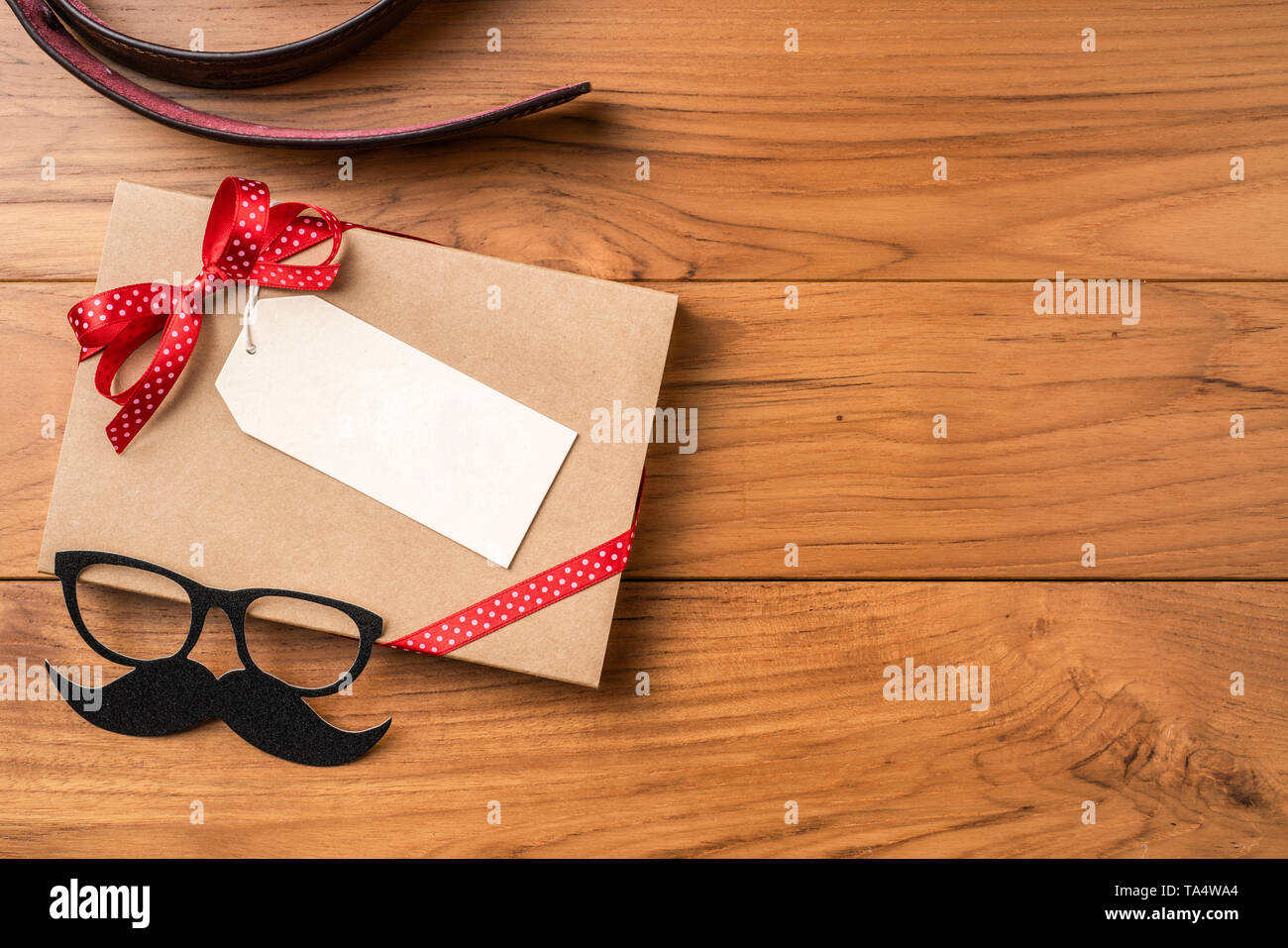 Event Design Concept - vue de dessus des pères jours Mise en page avec ruban rouge & kraft boîte cadeau, ceinture de cuir, silhouette de lunettes et barbe, copy space Banque D'Images