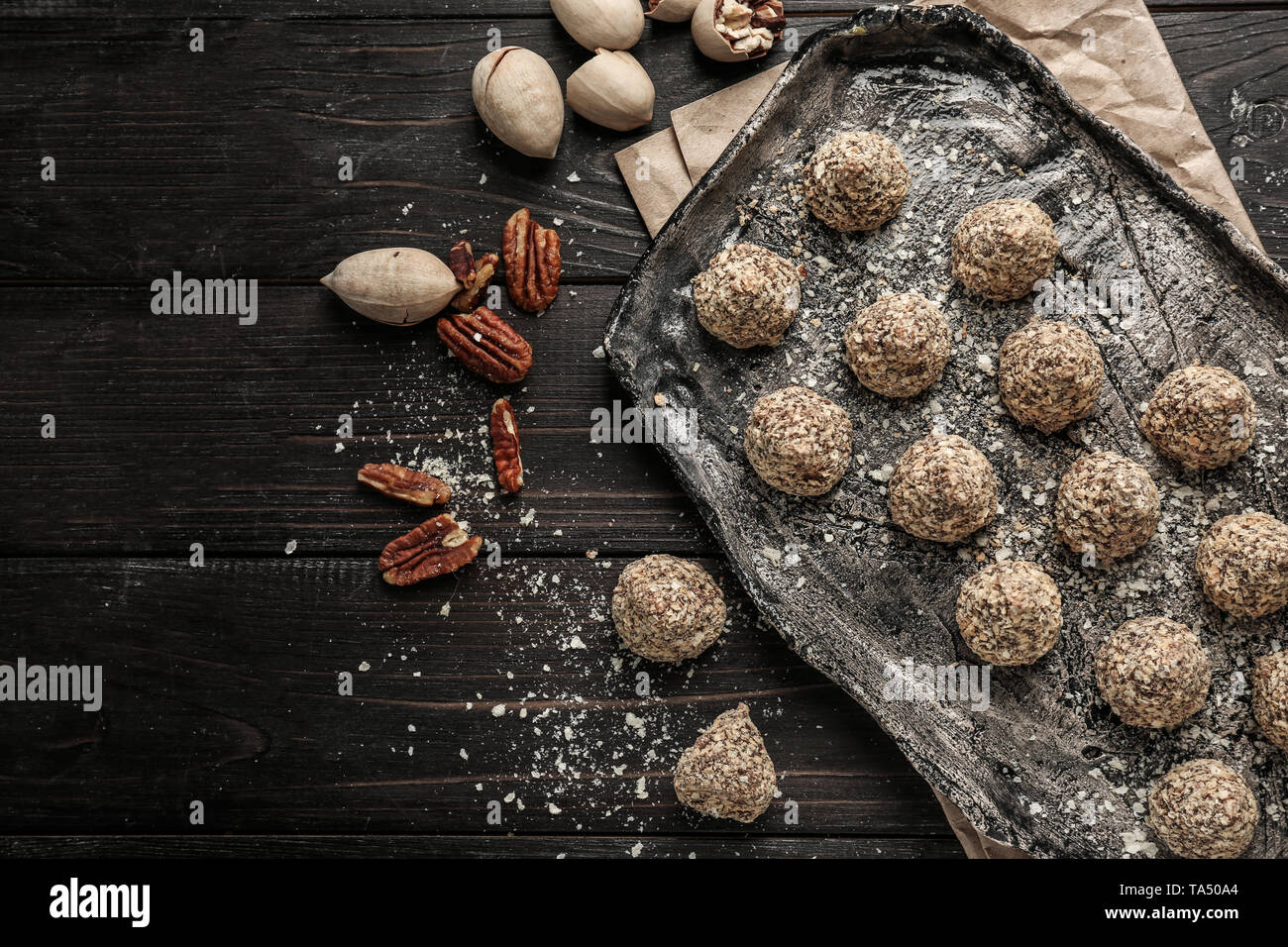 Plaque avec de délicieuses truffes douces sur table en bois foncé Banque D'Images
