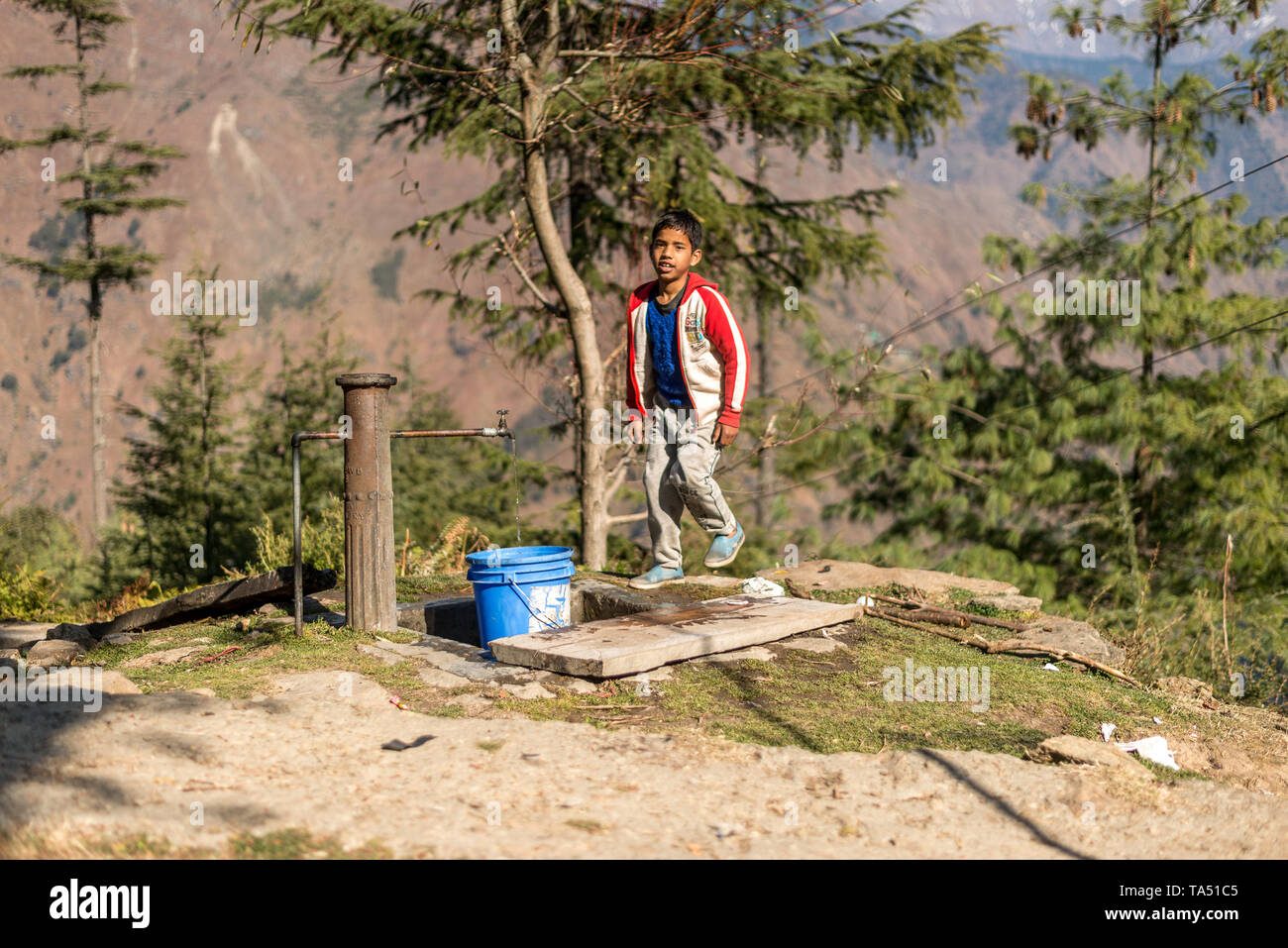 Kullu, Himachal Pradesh, Inde - le 09 décembre 2018 : un garçon lave son visage de l'eau du robinet dans les montagnes Banque D'Images