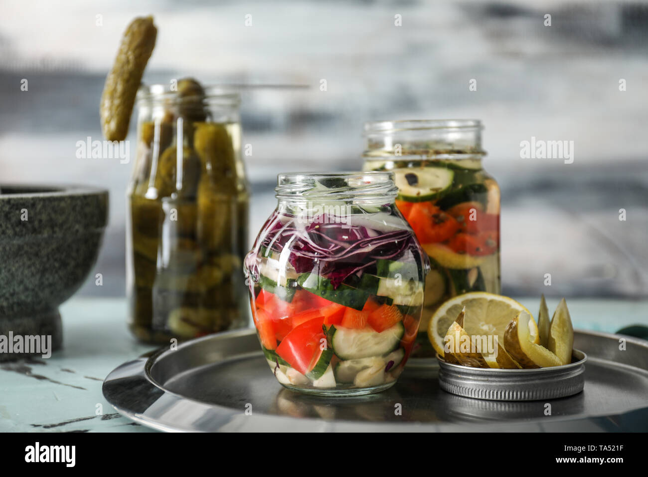 Les bocaux en verre avec des légumes fermentés sur table Banque D'Images