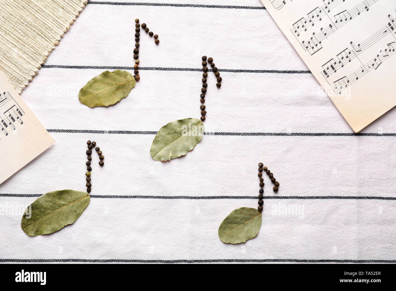 Notes de musique faite de matériaux naturels sur fond de bois blanc Banque D'Images