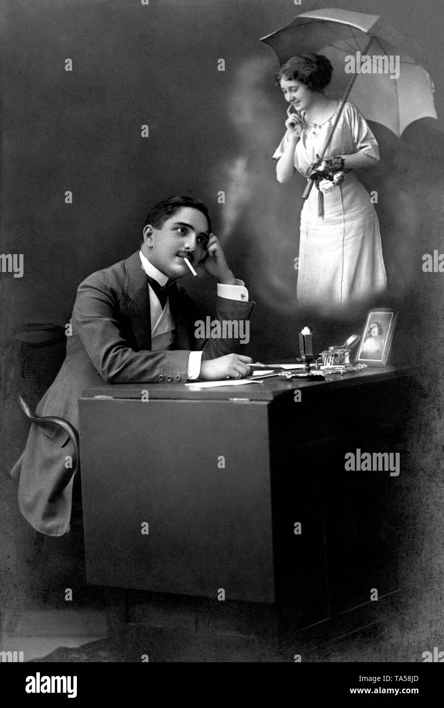 Couple, l'homme à un bureau avec envie la pensée de son amant, autour de 1910, Allemagne Banque D'Images