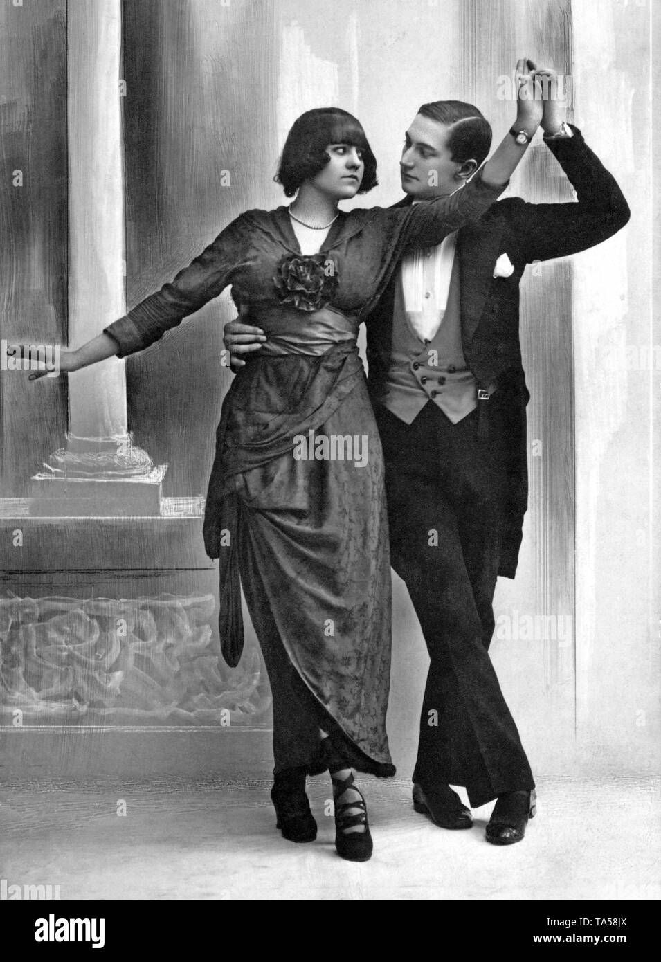 Couple danse avec regard sérieux, autour de 1910, Allemagne Banque D'Images