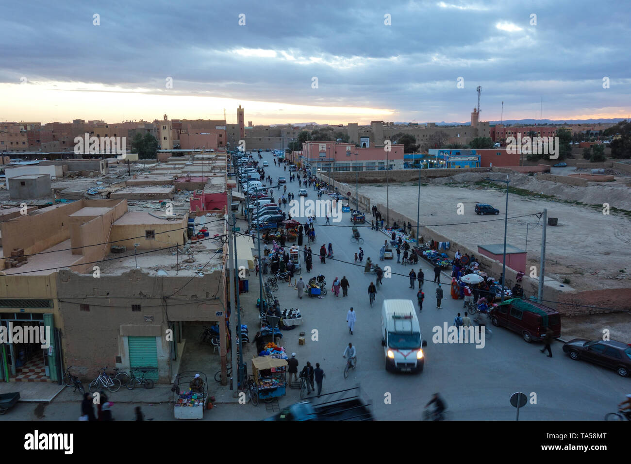 Rissani, Maroc - Mars 21st, 2019 : une vue sur la rue principale avec les sections locales d'occupation pendant le coucher du soleil. Banque D'Images