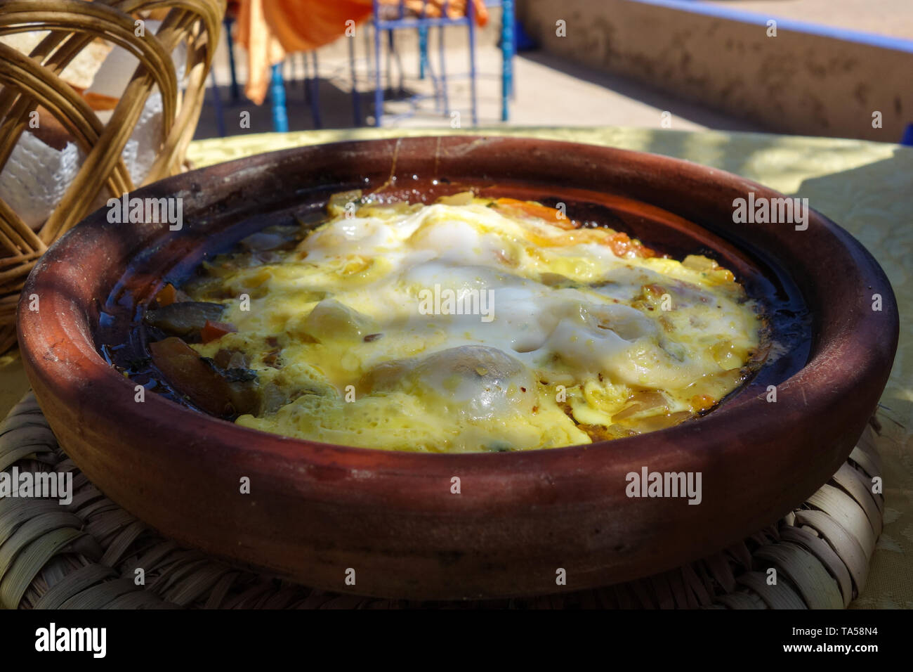 Omelette Berbère marocain servi dans un café près de Merzouga, Maroc Banque D'Images