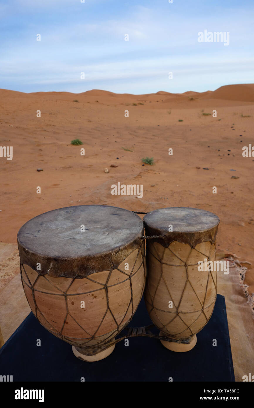 Tambours traditionnel berbère, musique instrument, au lever du soleil, dans l'Erg Chebbi dunes de sable dans le désert du Sahara, Merzouga, Maroc Banque D'Images