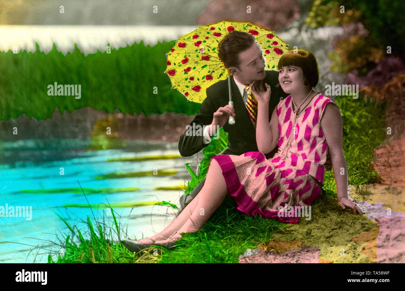 Paire, les mélomanes avec parasol flirter au bord du lac, autour de 1920, Allemagne Banque D'Images