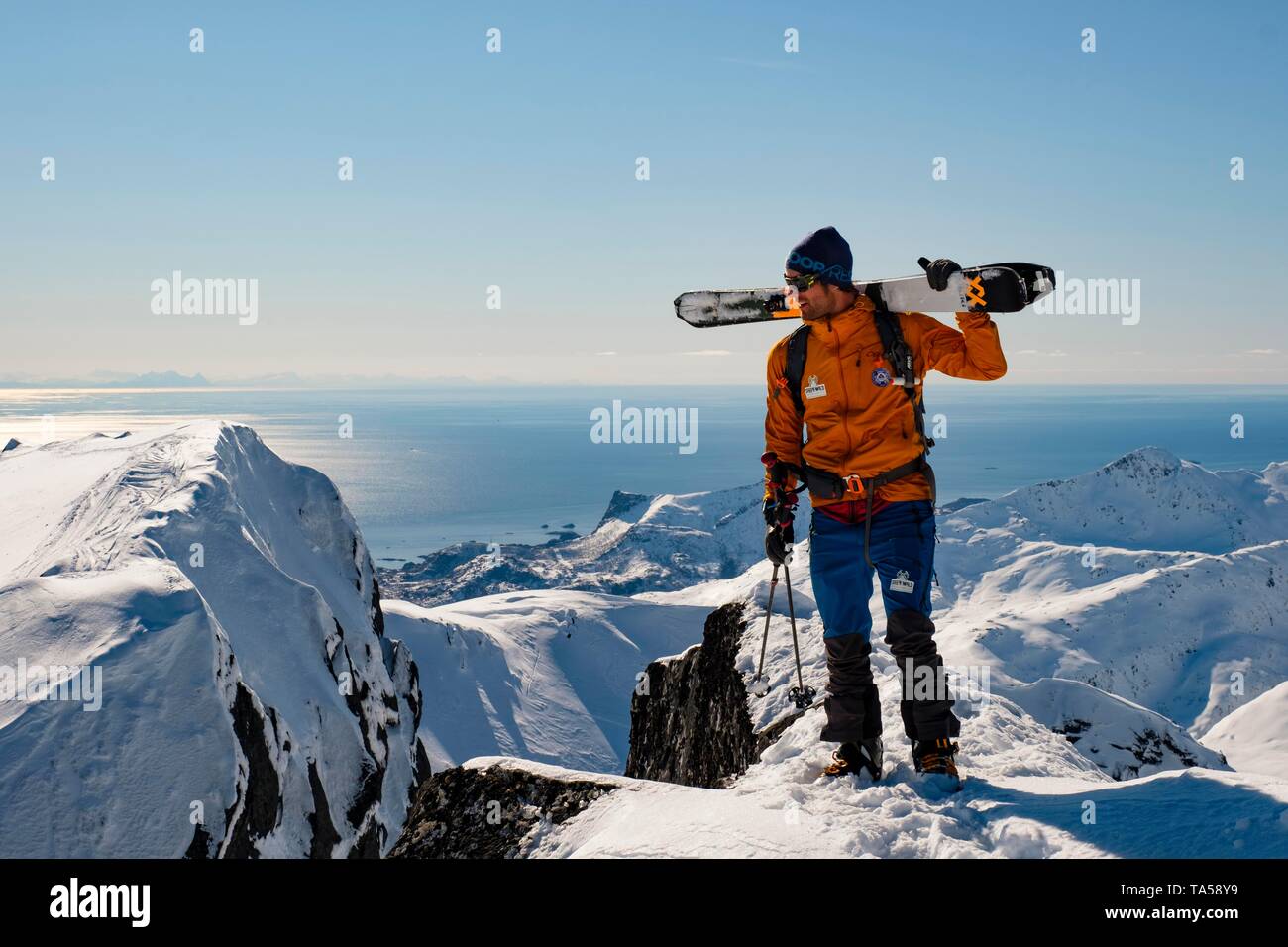 Du ski en haut de Rundfjellet, derrière la mer de Norvège, Svolvær, Austvagoy, Lofoten, Norvège Banque D'Images