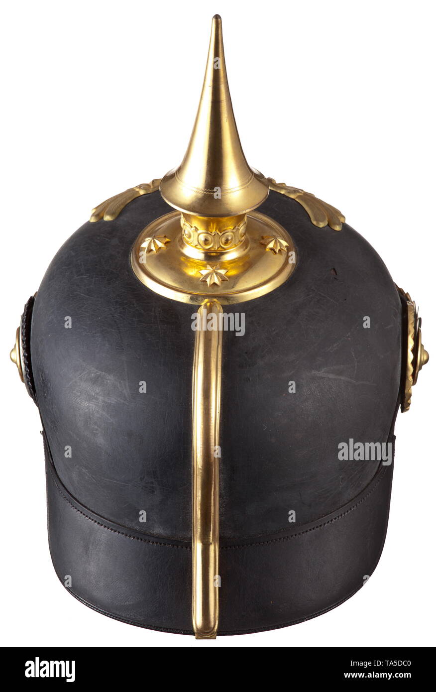 Un casque d'un officier d'infanterie de réserve - en qualité de luxe, vers 1913 de corps élégant en cuir noirci, complet avec tous les montages en version doré, 'frosty' avec l'emblème doré Baden griffin, bords poli argenté, réserver les 'Mil Gott für Fürst und Vaterland', la bannière sans inscription. Bon épi, à base circulaire, star goujons. Télévision, les deux jugulaires de cocardes, rouge et vert bordée des visières. Soie marron doublure en cuir brun, rep bandeau. Taille 60. De légers signes de l'âge et le contact. Casque non portés à l'état neuf., historique, mauvais,-Additional-Rights Clearance-Info-Not-Available Banque D'Images