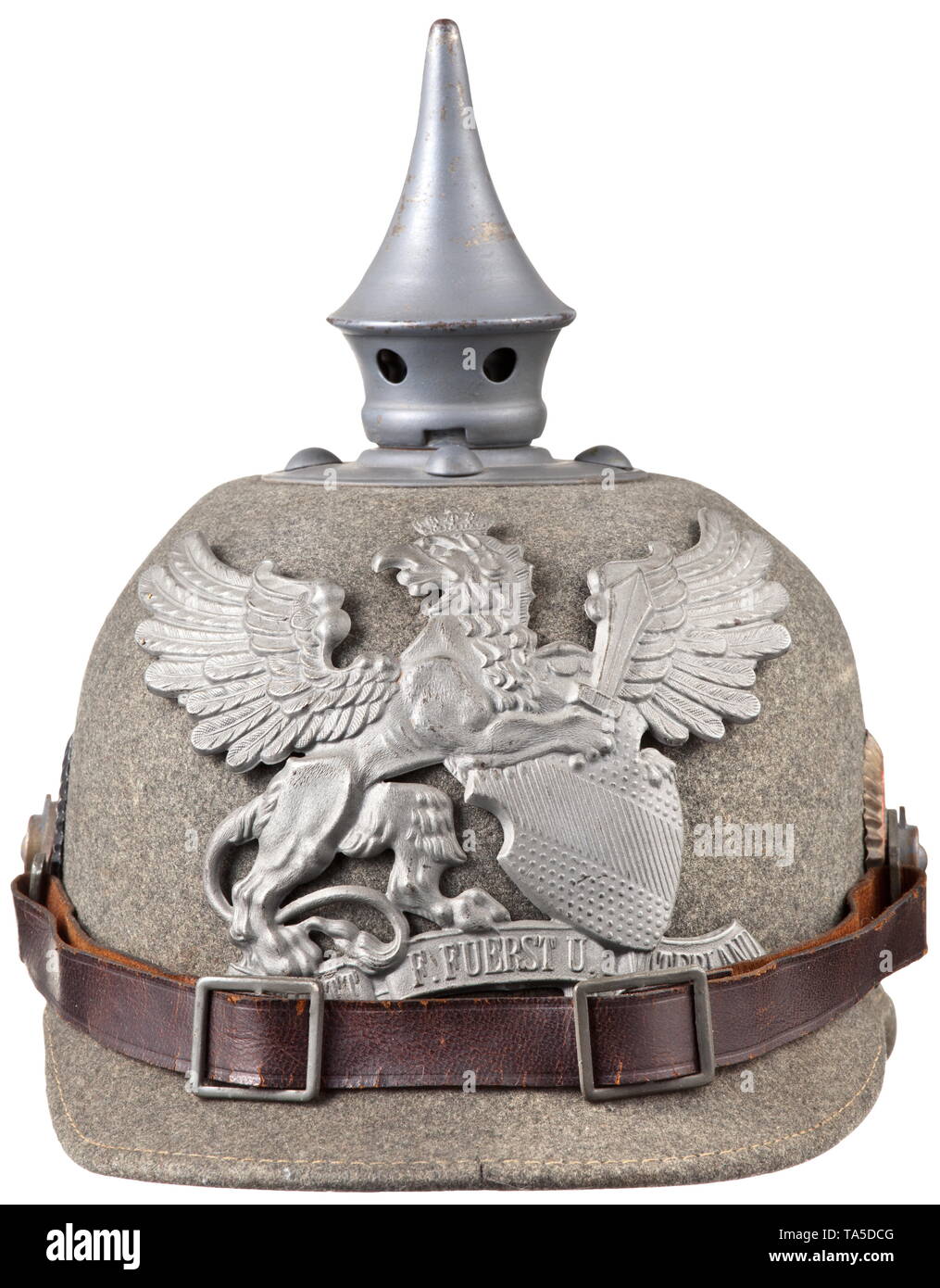 Domaine-gris casque de remplacement pour l'infanterie troopers, vers 1916 Substitut de feutre gris, complet avec tous les supports en fer laqué gris sur le terrain, bon spike, base circulaire avec clous bombés, jugulaire en cuir d'origine sur le bouton 91, avec les cocardes. Doublure en cuir avec boucles (légèrement endommagé), taille 56. Des signes de vieillissement. Condition non usé, historique historique., Baden, l'allemand, l'Allemagne, le sud de l'Allemagne, le sud de l'Allemagne, 20e siècle, Additional-Rights Clearance-Info-Not-Available- Banque D'Images