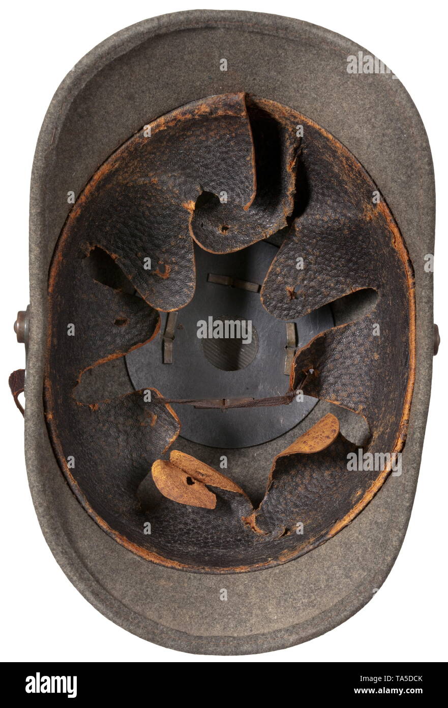 Domaine-gris casque de remplacement pour l'infanterie troopers, vers 1916 Substitut de feutre gris, complet avec tous les supports en fer laqué gris sur le terrain, bon spike, base circulaire avec clous bombés, jugulaire en cuir d'origine sur le bouton 91, avec les cocardes. Doublure en cuir avec boucles (légèrement endommagé), taille 56. Des signes de vieillissement. Condition non usé, historique historique., Baden, l'allemand, l'Allemagne, le sud de l'Allemagne, le sud de l'Allemagne, 20e siècle, Additional-Rights Clearance-Info-Not-Available- Banque D'Images