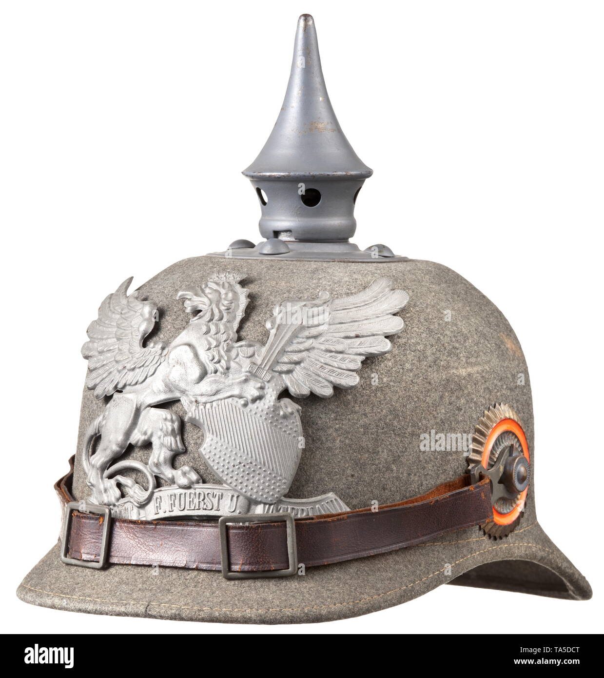 Domaine-gris casque de remplacement pour l'infanterie troopers, vers 1916 Substitut de feutre gris, complet avec tous les supports en fer laqué gris sur le terrain, bon spike, base circulaire avec clous bombés, jugulaire en cuir d'origine sur le bouton 91, avec les cocardes. Doublure en cuir avec boucles (légèrement endommagé), taille 56. Des signes de vieillissement. Condition non usé, historique historique., Baden, l'allemand, l'Allemagne, le sud de l'Allemagne, le sud de l'Allemagne, 20e siècle, Additional-Rights Clearance-Info-Not-Available- Banque D'Images