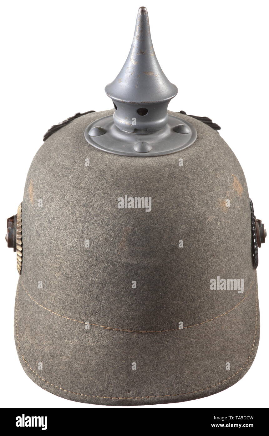 Domaine-gris casque de remplacement pour l'infanterie troopers, vers 1916 Substitut de feutre gris, complet avec tous les supports en fer laqué gris sur le terrain, bon spike, base circulaire avec clous bombés, jugulaire en cuir d'origine sur le bouton 91, avec les cocardes. Doublure en cuir avec boucles (légèrement endommagé), taille 56. Des signes de vieillissement. Condition non usé, historique historique., Baden, l'allemand, l'Allemagne, le sud de l'Allemagne, le sud de l'Allemagne, 20e siècle, Additional-Rights Clearance-Info-Not-Available- Banque D'Images