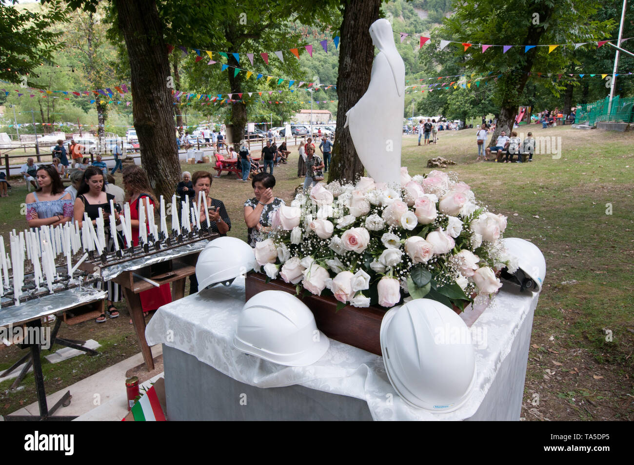 Le travail du marbre est difficile et dangereux, depuis 1947 il y a un adonnina «' du quarryman qui est célébrée dans le parc appelé 'Segheria' dans Gorfig Banque D'Images