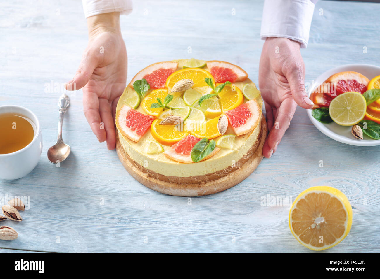 Matières gâteau d'agrumes avec le pamplemousse, l'orange, de lime et de citron à l'aide d'écrous et de menthe. La cuisson à la maison d'été dessert végétalien sain Banque D'Images
