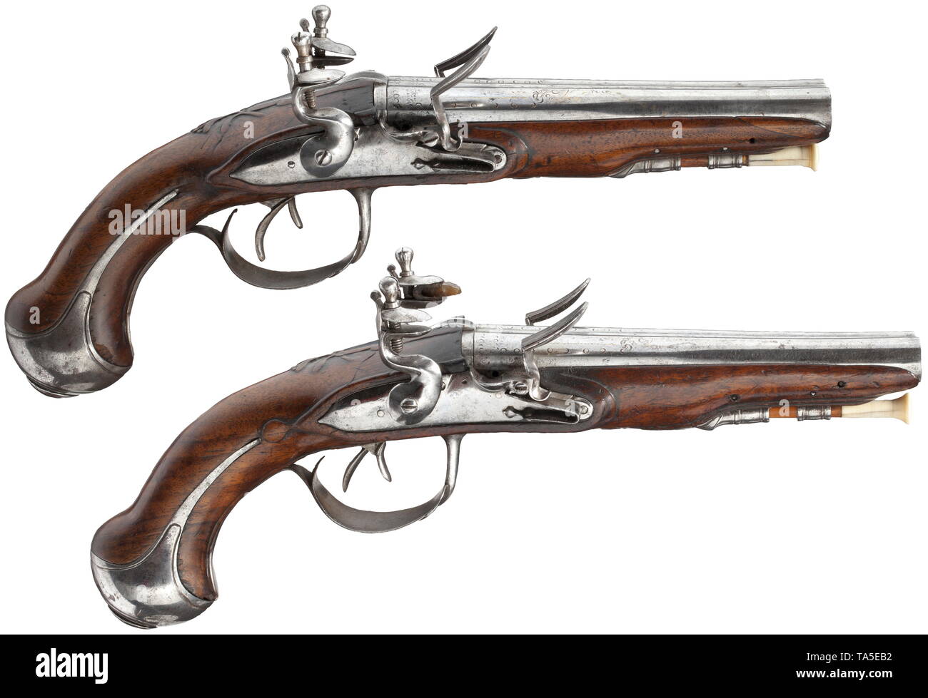 Une paire de pistolets à silex double parallèle, vers 1780 barils d'alésages lisses de 13 mm de calibre. À la culotte (frotté) ornamentally gravé avec restes de dorure. Flintlocks avec lisse légèrement florally noyer sculpté et les stocks de fer lisse meubles. En bois remplacée ramrods avec de l'os conseils. Longueur 31,5 cm., historique, historique, poing poing civile civile, poche, pistolet, fusil, arme à feu, arme à feu, d'armes à feu, armes à feu, armes, armes, arme, arm, 18e siècle, Additional-Rights Clearance-Info-Not-Available- Banque D'Images