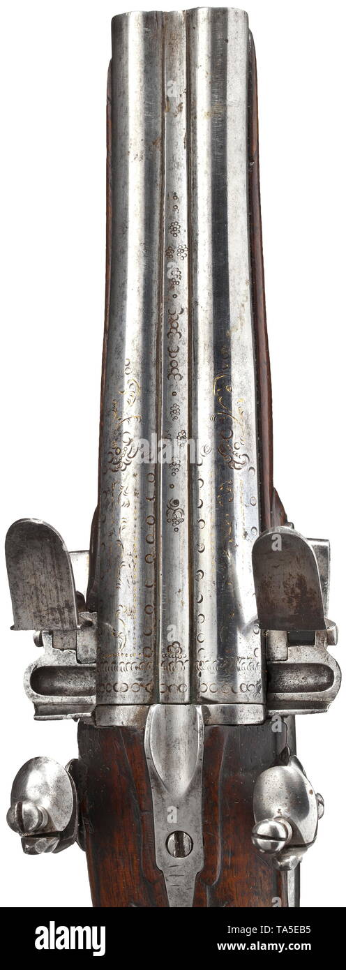 Une paire de pistolets à silex double parallèle, vers 1780 barils d'alésages lisses de 13 mm de calibre. À la culotte (frotté) ornamentally gravé avec restes de dorure. Flintlocks avec lisse légèrement florally noyer sculpté et les stocks de fer lisse meubles. En bois remplacée ramrods avec de l'os conseils. Longueur 31,5 cm., historique, historique, poing poing civile civile, poche, pistolet, fusil, arme à feu, arme à feu, d'armes à feu, armes à feu, armes, armes, arme, arm, 18e siècle, Additional-Rights Clearance-Info-Not-Available- Banque D'Images