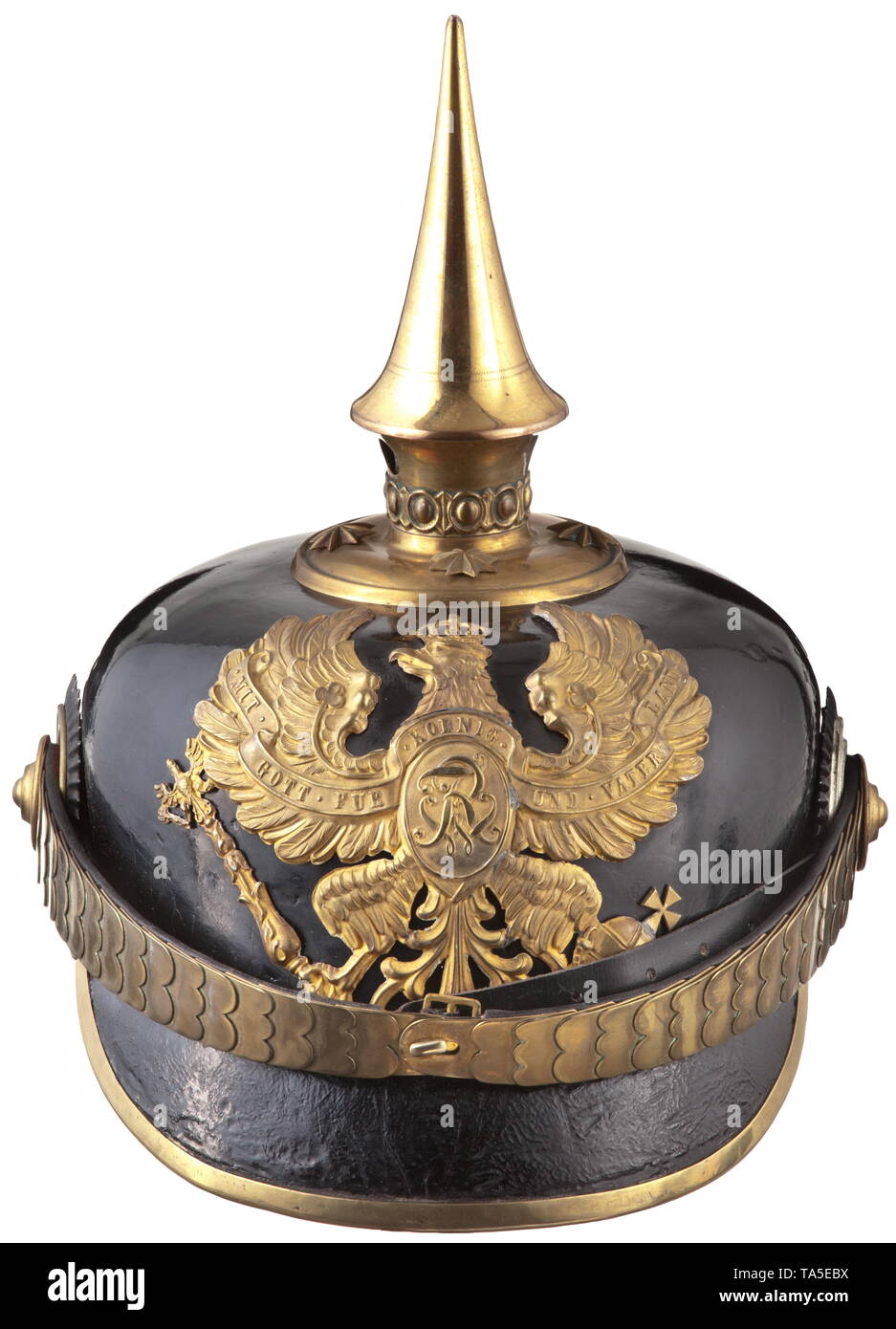 Un casque pour les officiers des grenadiers, circa 1910 crâne de cuir noir, se complète tous les montages en version doré. Le casque eagle encore dans le vieux grenadier version avec médaillon ovale 'FWR' au centre, mince bon épi, plaque de base circulaire, star goujons, télévision, les deux jugulaires de cocardes. Bandeau de cuir brun, pas de doublure en soie, taille 57. Des signes d'usure et l'âge. Élégant, légèrement usés. casque prussien, historique, historique, la Prusse, l'allemand, l'Allemagne, militaria, militaire, objet, objets, alambics, clipping, coupures, cut out, cut-out, cut-outs, 20e siècle, Additional-Rights Clearance-Info-Not-Available- Banque D'Images