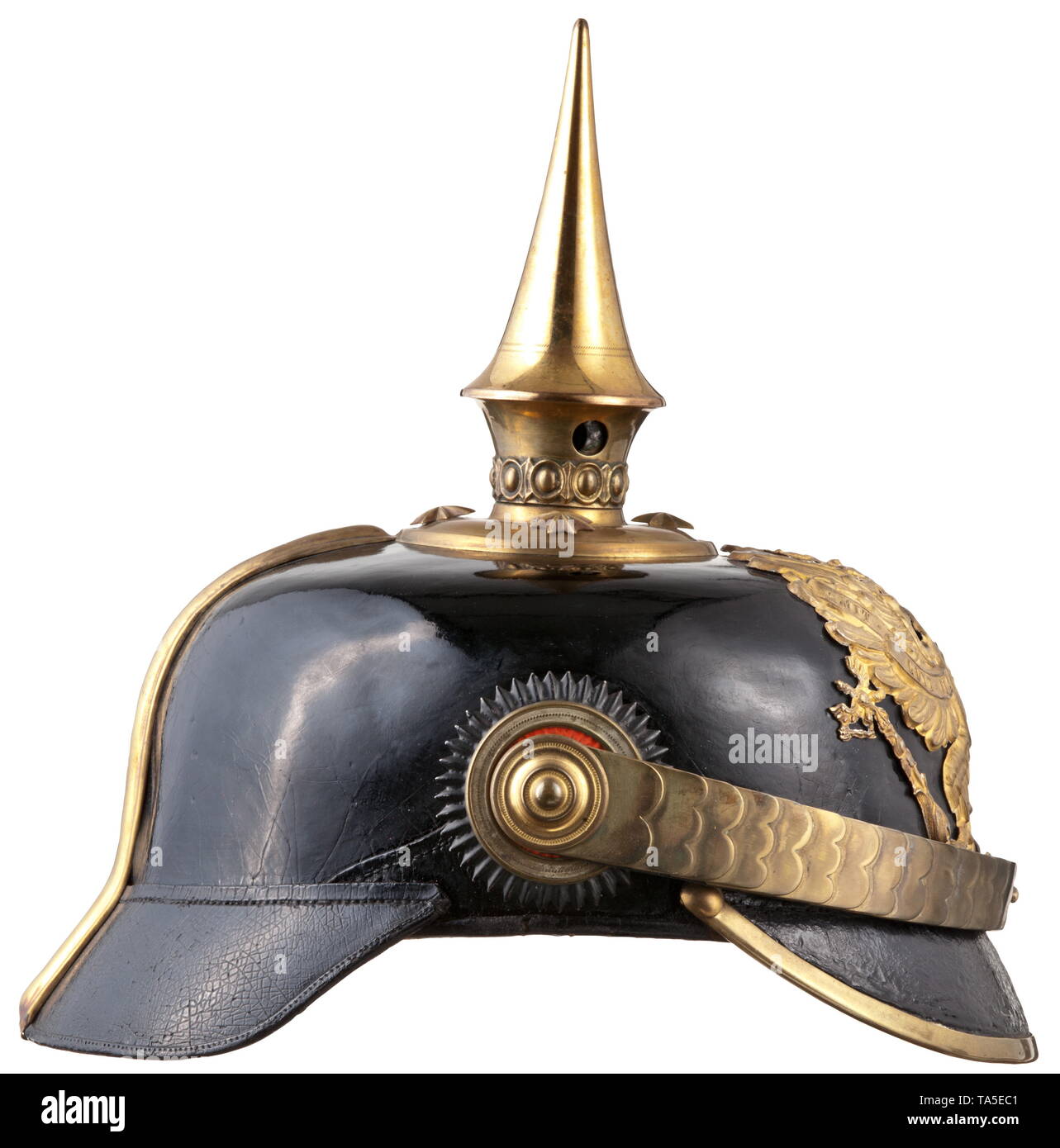 Un casque pour les officiers des grenadiers, circa 1910 crâne de cuir noir, se complète tous les montages en version doré. Le casque eagle encore dans le vieux grenadier version avec médaillon ovale 'FWR' au centre, mince bon épi, plaque de base circulaire, star goujons, télévision, les deux jugulaires de cocardes. Bandeau de cuir brun, pas de doublure en soie, taille 57. Des signes d'usure et l'âge. Élégant, légèrement usés. casque prussien, historique, historique, la Prusse, l'allemand, l'Allemagne, militaria, militaire, objet, objets, alambics, clipping, coupures, cut out, cut-out, cut-outs, 20e siècle, Additional-Rights Clearance-Info-Not-Available- Banque D'Images