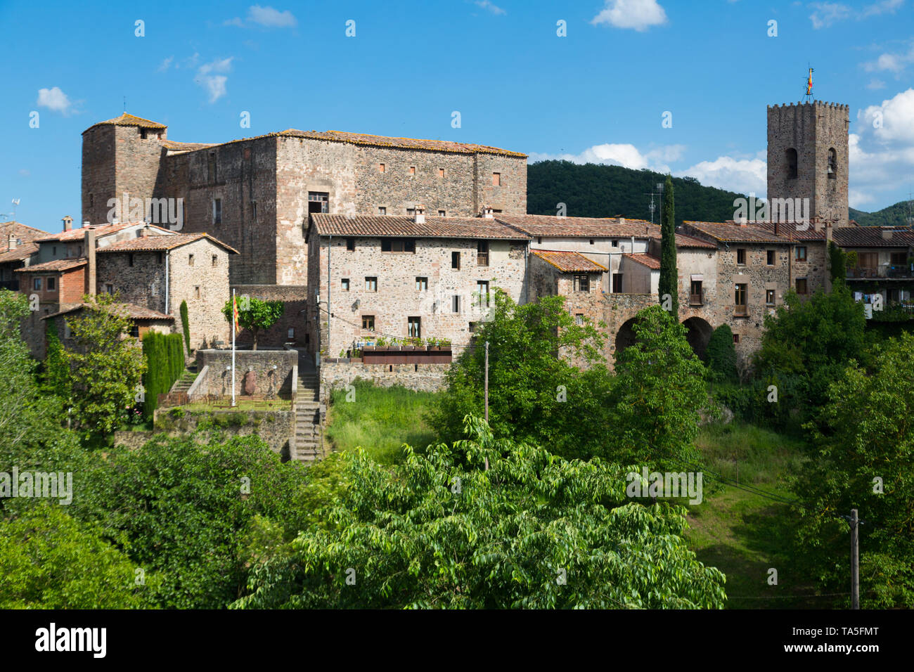 Vue sur monument historique château de Santa Pau en journée d'été, Garrotxa, Espagne Banque D'Images