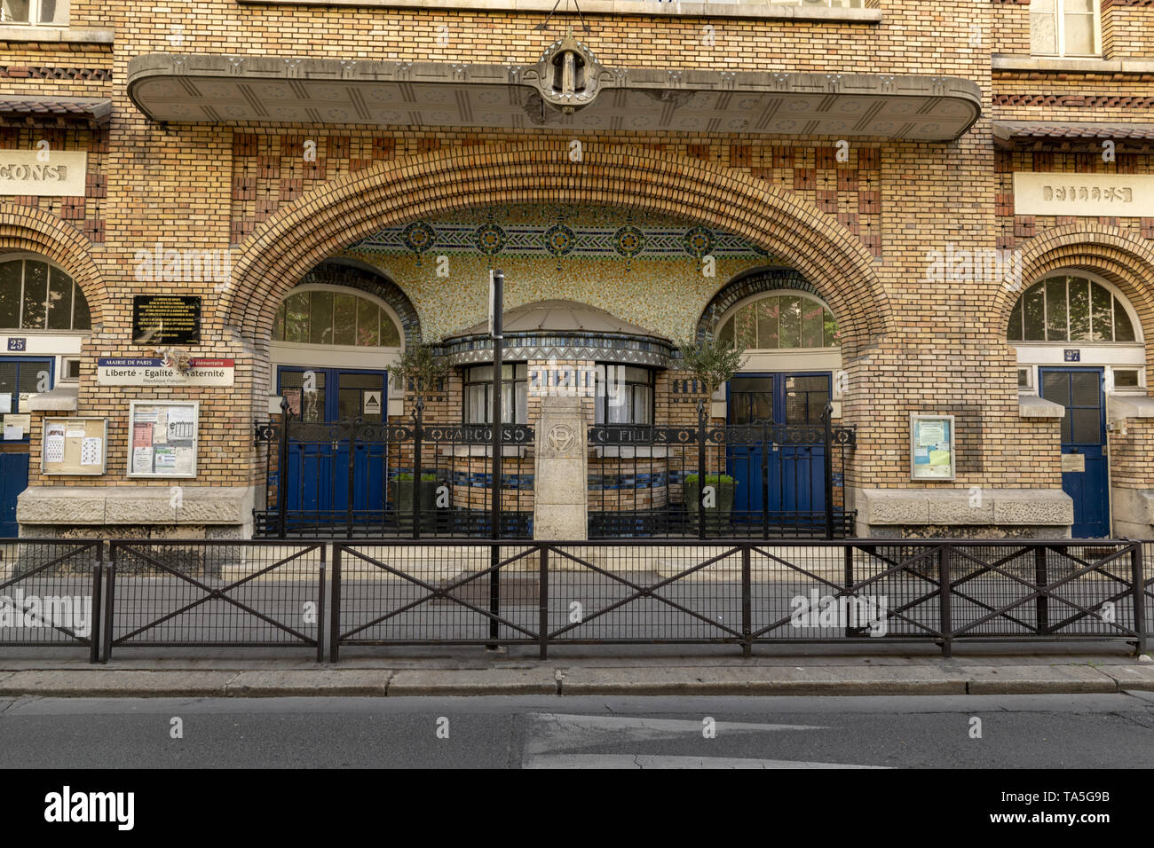 école mixte Banque de photographies et d’images à haute résolution - Alamy