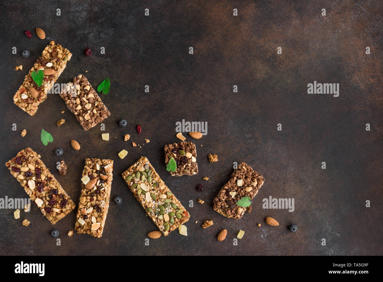 Divers Les barres granola sur fond rustique foncé, copiez l'espace. Collation santé faits maison - granola superfood bars. Banque D'Images