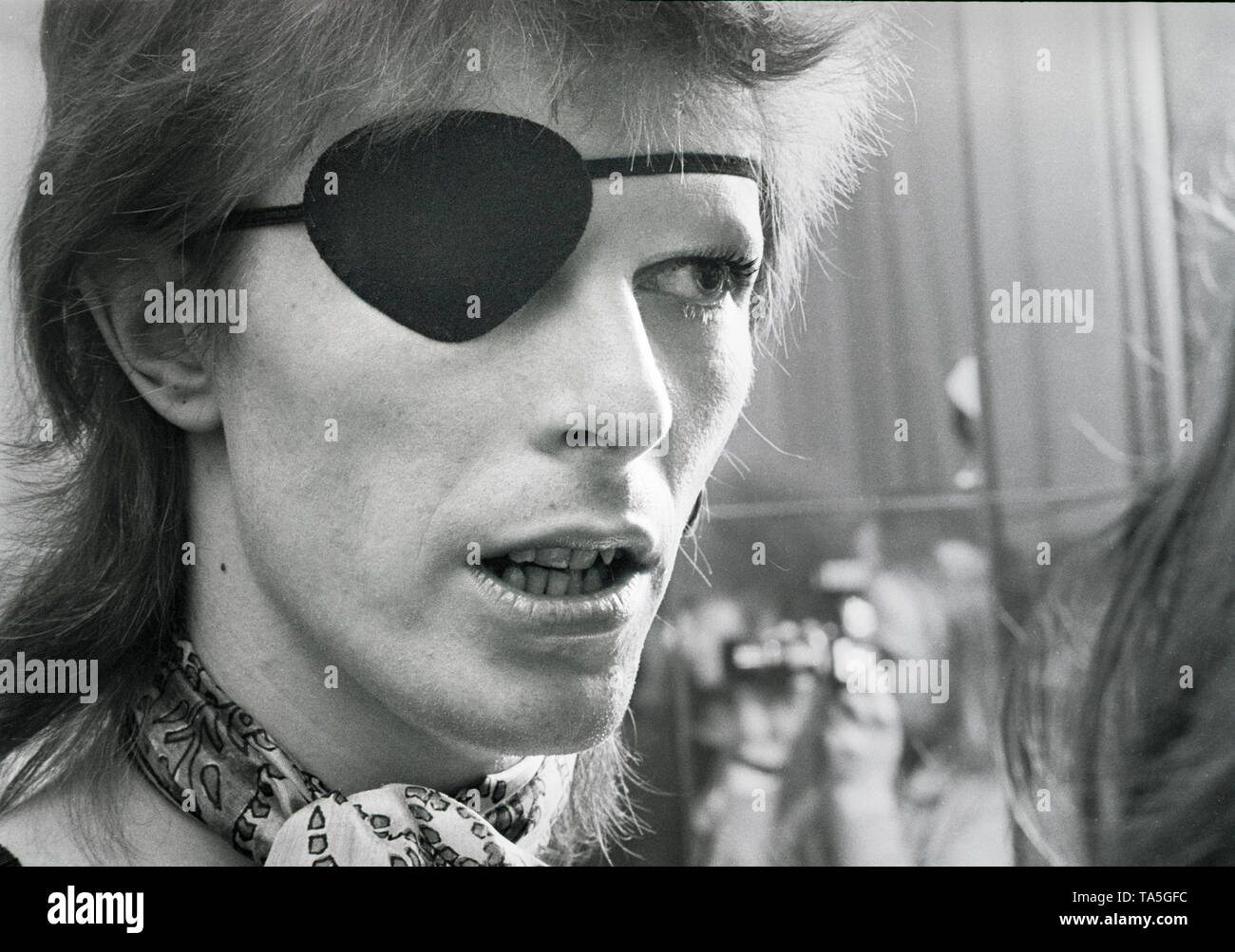 Amsterdam, Pays-Bas - 13 février : David Bowie, le port d'un pansement  oculaire procède à une conférence de presse à l'Hôtel Amstel, à Amsterdam,  le 13 février 1974 (photo de Gijsbert Hanekroot