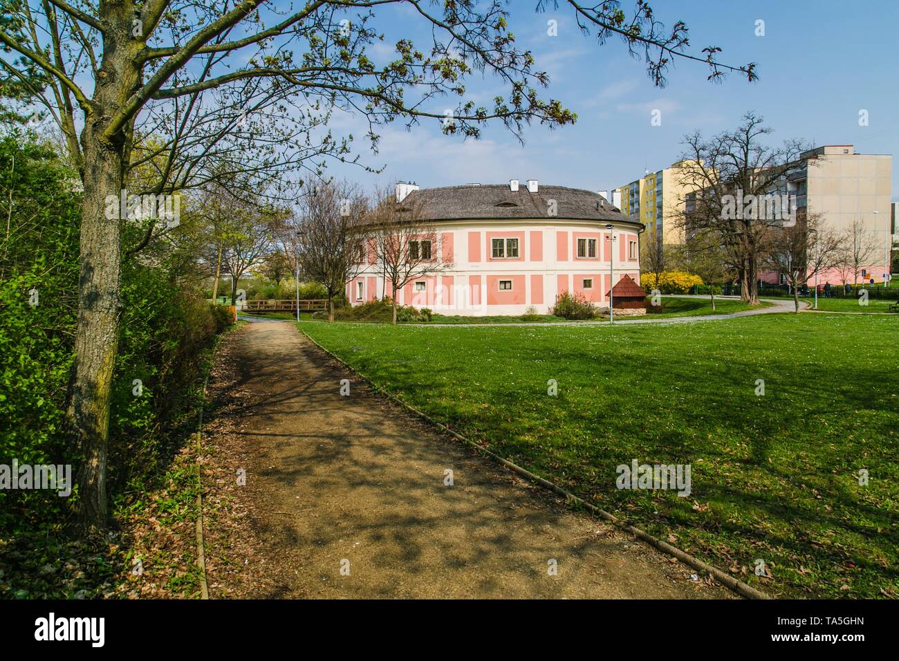 Prague, République tchèque / Europe - 05 Avril 2017 : Citadelle de Chodov, à l'origine une forteresse médiévale ronde du 13ème siècle. Journée ensoleillée dans un parc. Banque D'Images