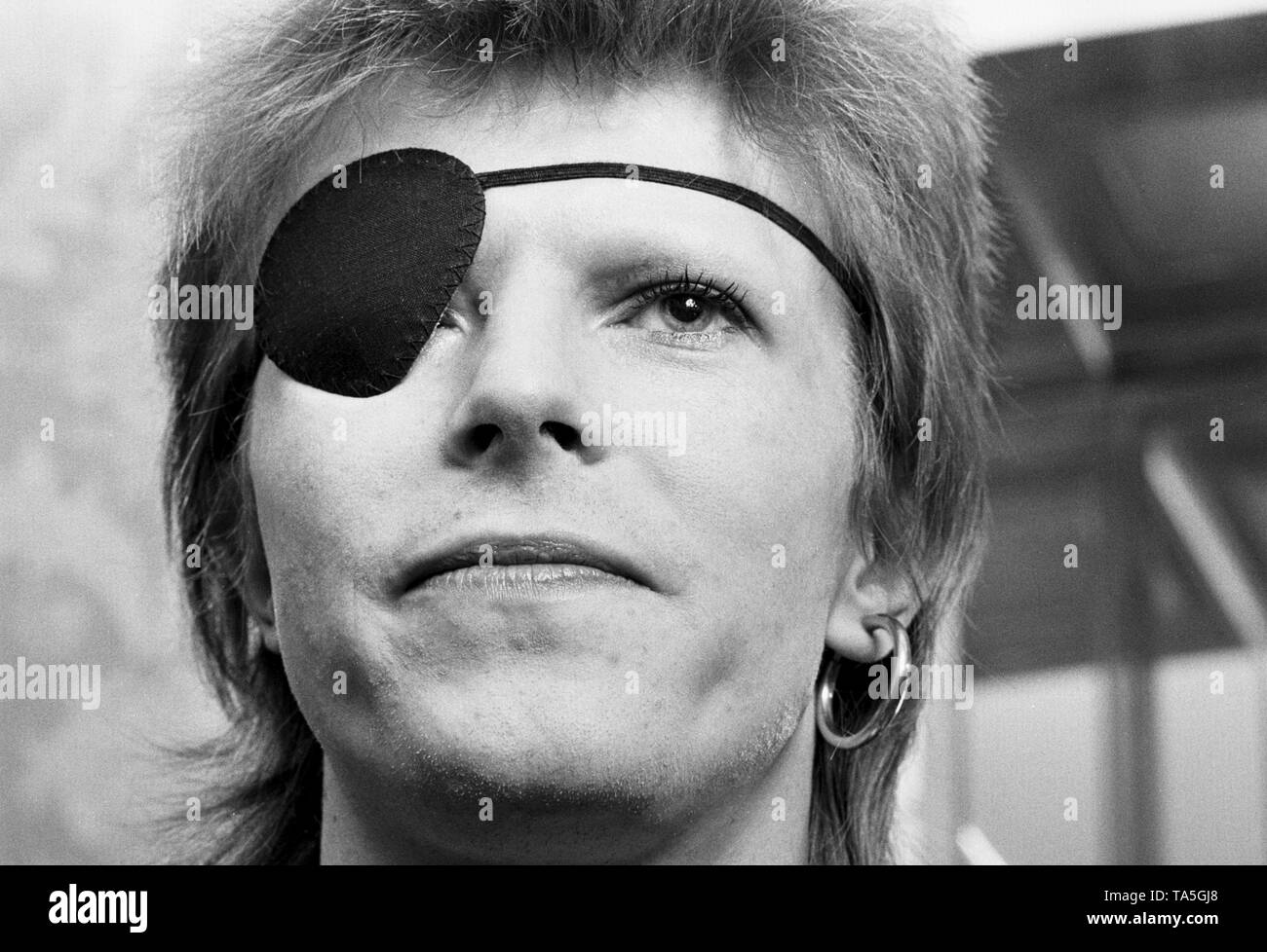 Amsterdam, Pays-Bas - 13 février : David Bowie, le port d'un pansement  oculaire procède à une conférence de presse à l'Hôtel Amstel, à Amsterdam,  le 13 février 1974 (photo de Gijsbert Hanekroot